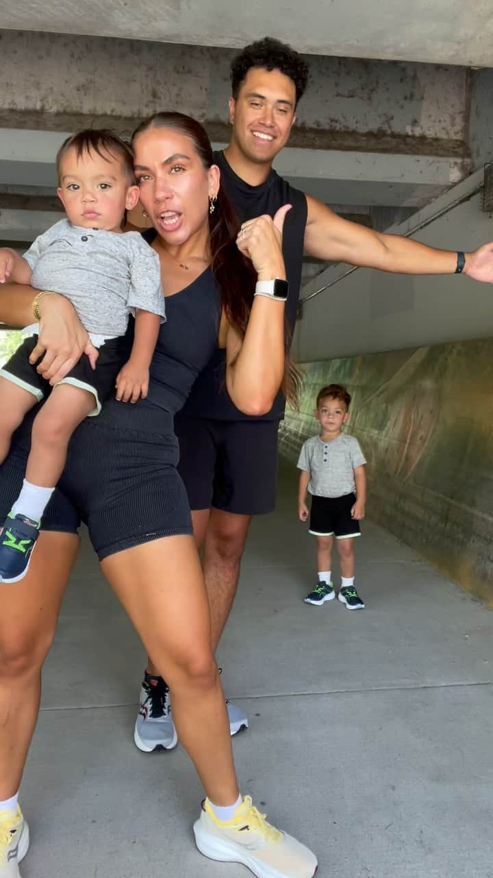 サッカニーのインスタグラム：「Nothing like running with the fam 💪🏃‍♀️🏃‍♂️」