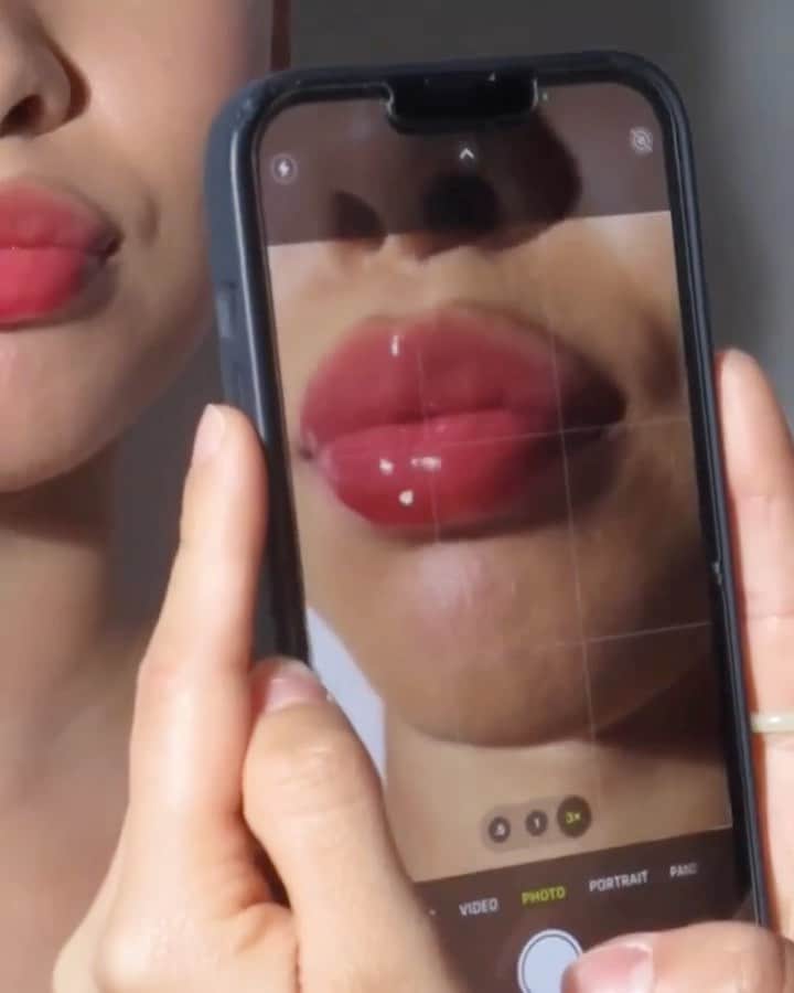 カイリー・ジェンナーのインスタグラム：「3 yummy new shades of my award-winning gloss drip just dropped on kyliecosmetics.com 💦😋 @kyliecosmetics」