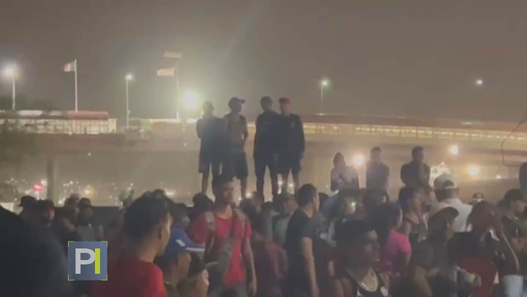 Primer Impactoのインスタグラム：「➡️ Un falso rumor provoca la aglomeración de miles de migrantes en un paso fronterizo y la respuesta de las autoridades no se hace esperar.  📺 Más en #PrimerImpacto a las 5pm/ 4C por @univision」