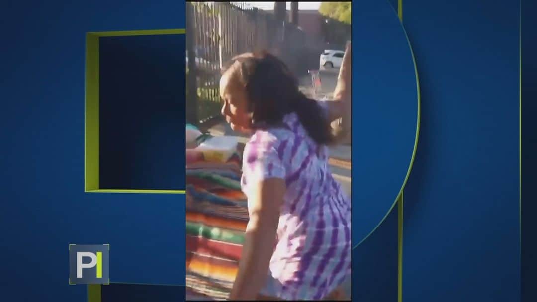 Primer Impactoのインスタグラム：「➡️ Cegada por la ira, una mujer destroza el puesto de una vendedora ambulante a la que insultó y agredió antes de darse a la fuga. La información es de @salduran.   📺 Más en #PrimerImpacto a las 5pm/ 4C por @univision.」