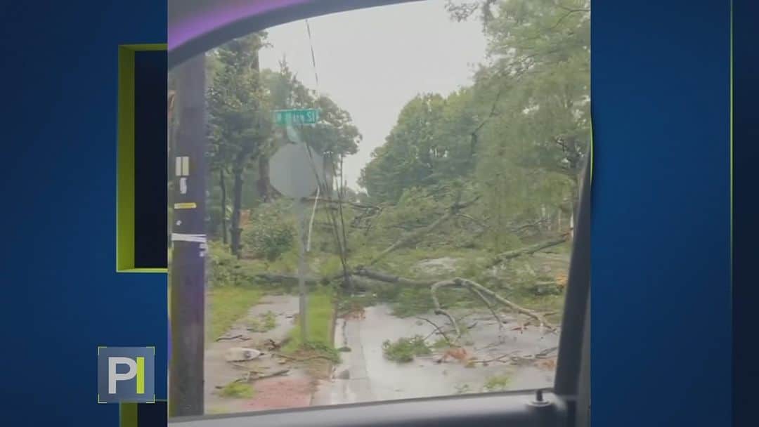 Primer Impactoのインスタグラム：「➡️ Millones de estadounidenses enfrentan los embates del mal tiempo y es que el clima extremo ha causado cortes eléctricos masivos y hay alertas de tornados en varios estados.  📺 Más en #PrimerImpacto a las 5pm/ 4C por @univision」