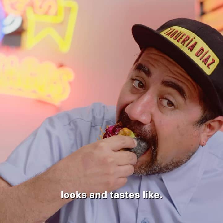 VICEのインスタグラム：「Uncover the art of crafting award-winning tacos in L.A. as @fcogomezdiaz tries the unique tacos of @villastacoslosangeles and the traditional Sinaloa Torito of @tacos_lacarreta. See link in bio to watch more. Made in partnership with @camarenatequila - The Most Awarded Tequila. #ad」