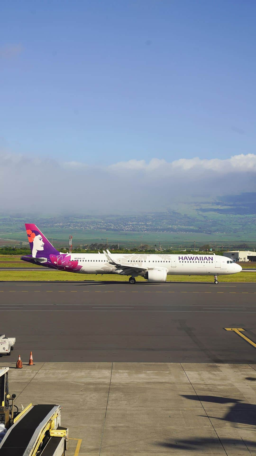 ハワイアン航空のインスタグラム：「It's hard to choose just a few. 📸💜  Photos by @sakaken, @juan_contreras_oficial, @justsomebraddah and @jhettdark. Audio by @bohd.an. #HawaiianAirlines #HawaiiFliesWithUs」