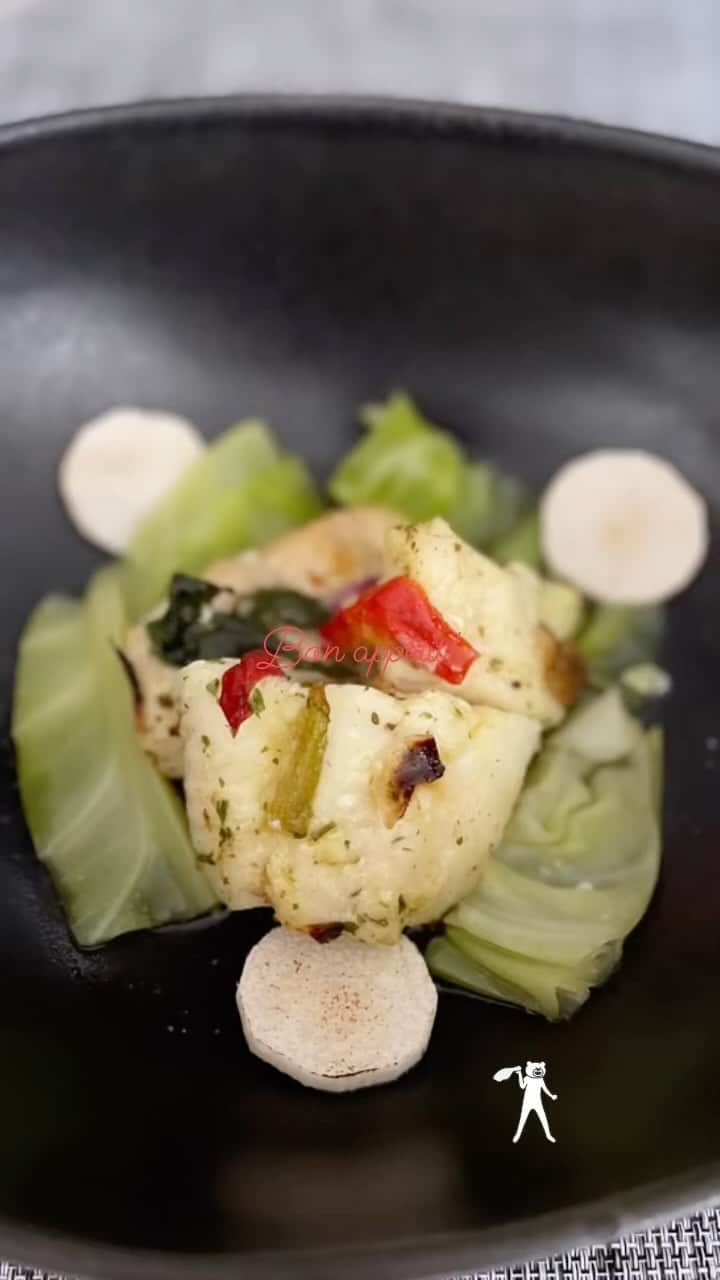 裕木奈江のインスタグラム：「白身魚のグリルにキャベツと長芋を添えました。オリーブオイルとハーブ塩のさっぱり夏味でございます。ビールがあったらよかったのにな、とやや悔しい思いでございます🍺🙄  #裕木庵」