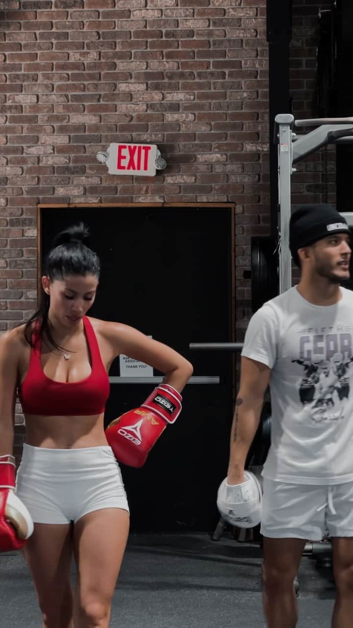 Alexandra M Rodriguezのインスタグラム：「Working the mitts with @alexandrarodriguez__ today💥🥊 shoutout to @eizosport 🔥 fire gloves and boxing equipment.」