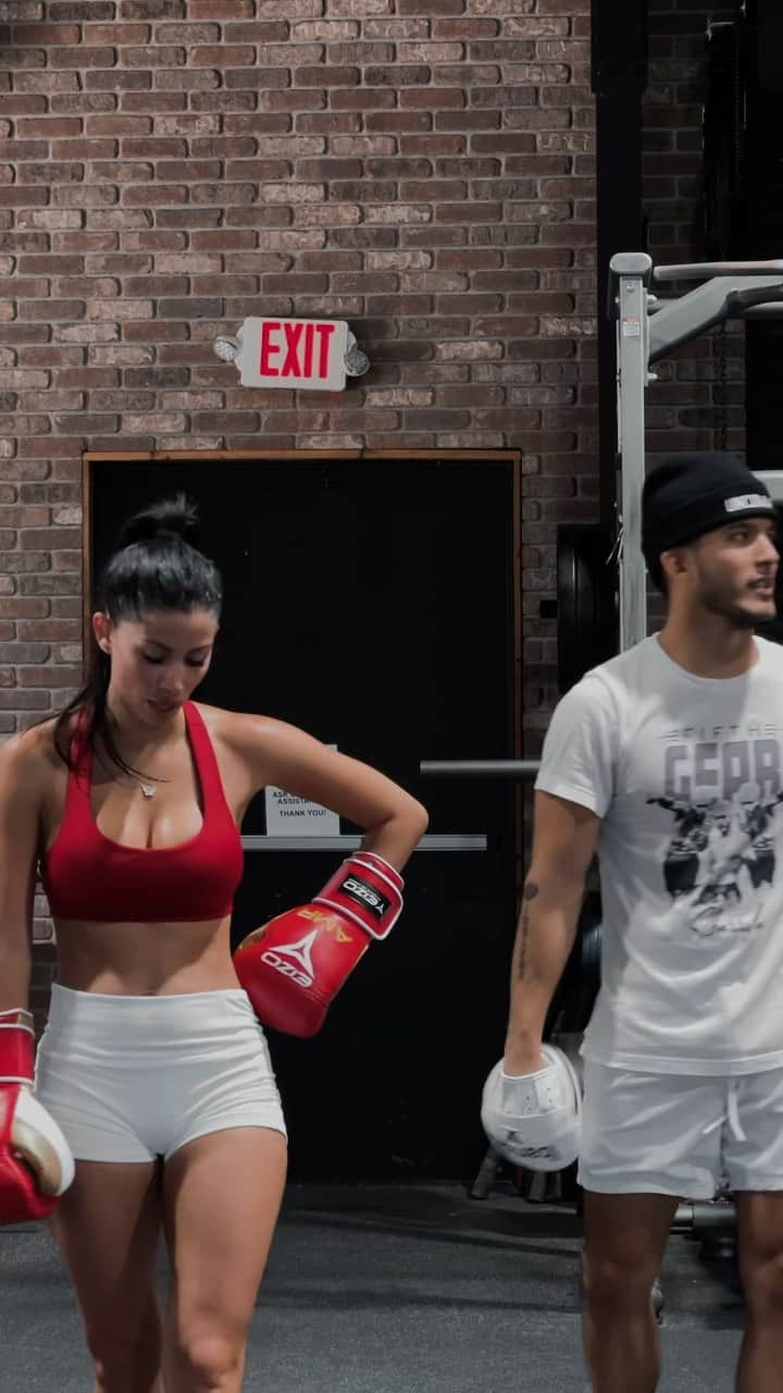 Alexandra M Rodriguezのインスタグラム：「Working the mitts with @alexandrarodriguez__ today💥🥊 shoutout to @eizosport 🔥 fire gloves and boxing equipment.」