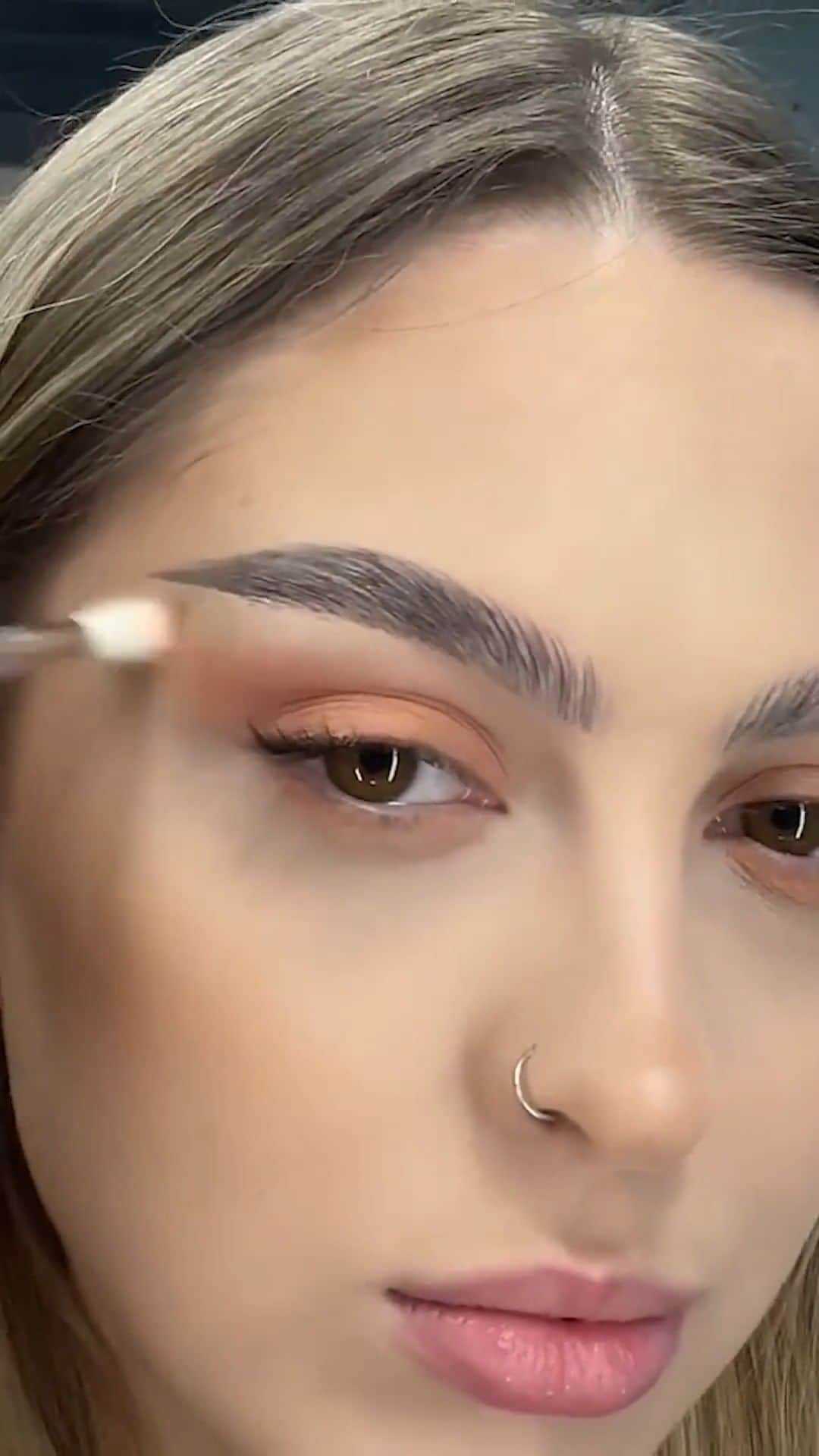 メイクアップアートコスメティックスのインスタグラム：「Fresh. Fashionable. #FloralCoral. Put your own twist on this 1960s-inspired look ruling the red carpets and runways with #MACTrend must-haves including:  🍑Pro Longwear Paint Pot in Art Thera-Peachy 🍑Powder Kiss Soft Matte Eye Shadow in These Bags Are Designer 🍑Sheertone Blush in Peaches 🍑Brushstroke 24-Hour Liner in Brushblack 🍑M·A·CStack Mascara 🍑Powder Blush Duo: Sunset Boulevard 🍑Glow Play Lip Balm in Floral Coral」