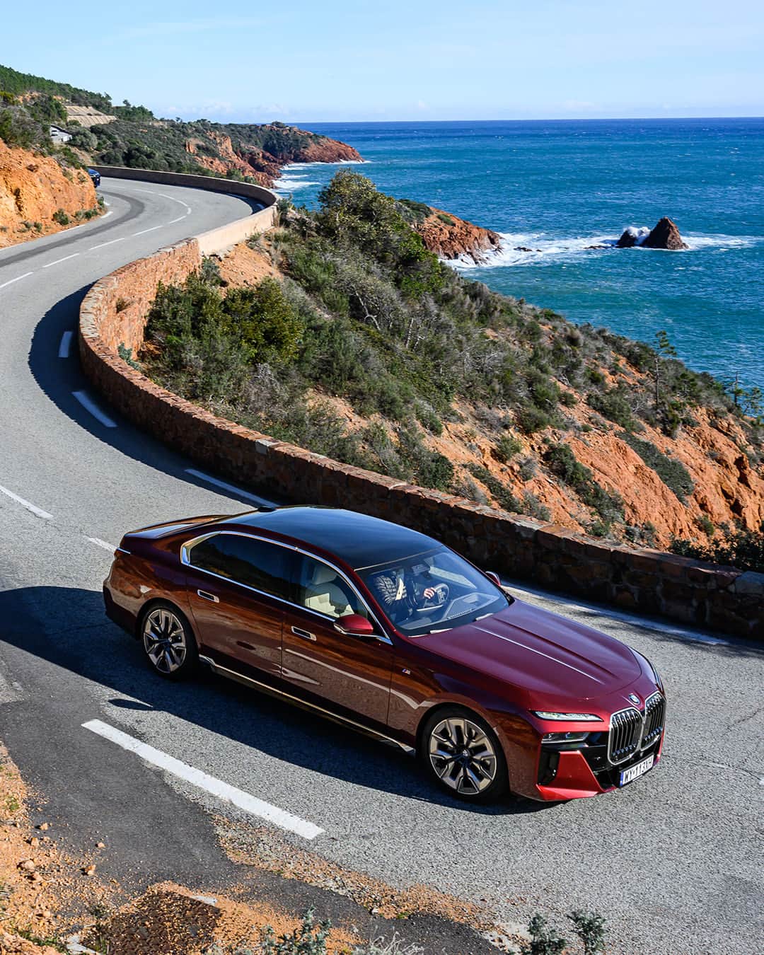 BMWのインスタグラム：「Just drive, and take in the view 🌊 The BMW 7 Series.  #THE7 #BMW #ThisIsForwardism」