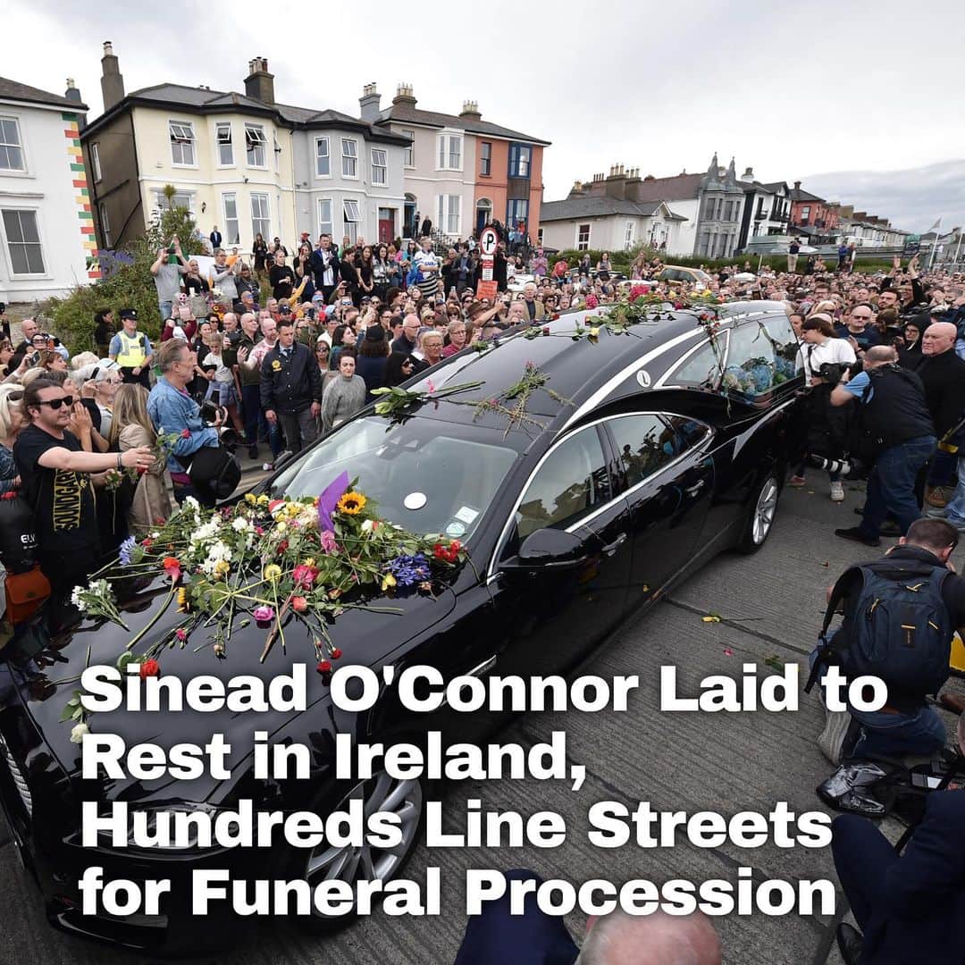 Just Jaredさんのインスタグラム写真 - (Just JaredInstagram)「Sinead O'Connor was laid to rest on Tuesday in Ireland and hundreds of people lined the streets for the public funeral procession. More details and photos from the day are at the LINK IN BIO. #SineadOConnor Photo: Getty」8月9日 5時42分 - justjared