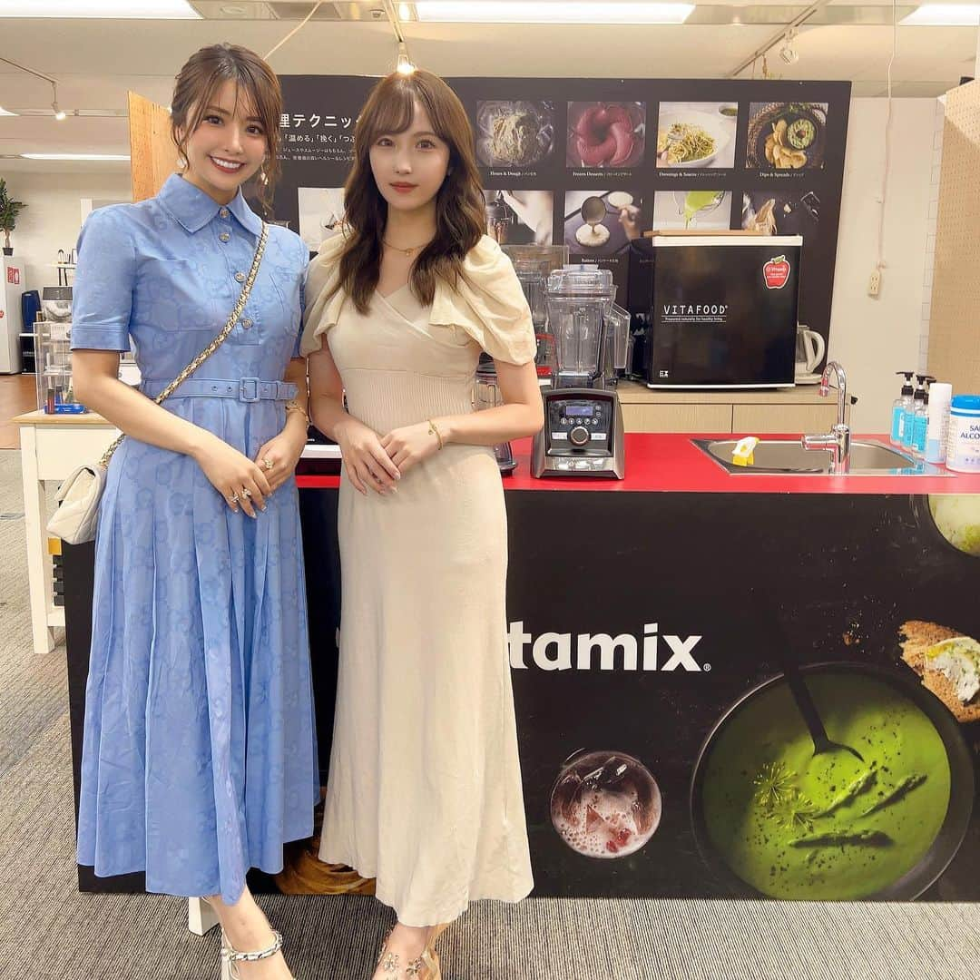 彩花ゆいのインスタグラム：「@vitamix_japan  @vitamix   最近しょっちゅうvitamixでスムージー作っていたら、ストーリーを見た社員さんからお声掛け頂き 行ってきましたvitamix本社✨  購入当時あらゆるレビューを見つくして、これはミキサー界の王者だ！と家に持ち帰ったはいいものの、コロナ禍突入の衝撃ですっかり忘れて二年間ほど寝かしていたうちのvitamixちゃん。  引っ越しを機に開封、使ってみたら とにかく美味しく野菜ジュースやスムージーが作れてしまって以後大ハマりしています。 三日坊主なわたしが、珍しく続いてるのはお手入れの楽さ。 某ス●バのフラペチーノを作る機械と同じモーターや仕組みらしいので、これで作ったらもはやスタバです。あ、伏せ字取れてた。  こちら 本社の偉い人が撮ってくれたお写真 美人社員のLさんと♡ @24ny0927   #vitamix #バイタミックス #ミキサー #会社訪問」