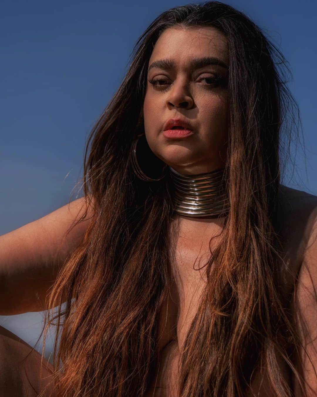 Preta Gilのインスタグラム：「Renascer é preciso, a todo dia e a cada respiração.   Somos todos convidados a seguir e cabe a mim escolher onde quero chegar.  De dentro pra fora, eu agora pavimento minha estrada dourada, de luz e muita reflexão.  A vida não passa por mim, mas eu passo por ela.  Quero viver o sorriso e a alegria sempre, mas precisei passar por caminhos por vezes sombrios para reafirmar minhas cores, minha vontade de seguir servindo com minha energia, dons e talentos ao todo e a todos.  Não estou nesse mundo por acaso e recriar o passado, co- criando meu futuro chegarei onde tenho que chegar.  Não temos controle de nada, mas somos responsáveis por nossas escolhas.   Eu hoje escolho viver e ser feliz, livre de pesos e mágoas que não preciso mais arrastar.  Quero viver a vida nova, quero ser livre do medo.  Quero ser tudo que preciso ser, meu nome é amor, alegria, fé e esperança.  Meu nome é Preta Gil.  #Preta49」