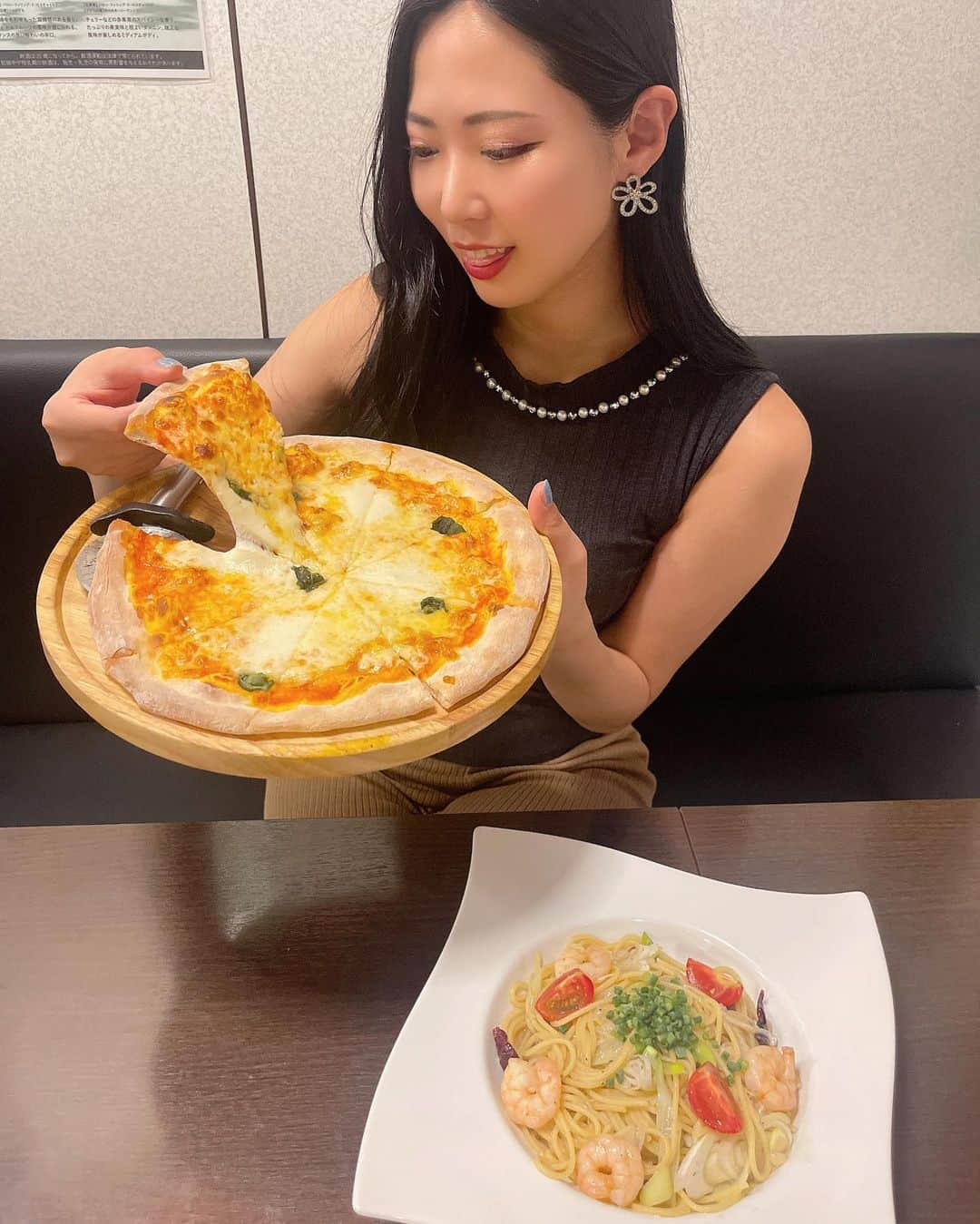 ゆずのインスタグラム：「先日、東京都港区三田にある洋食酒場G10(@yosyokusakaba_g10 )に行ってきました✨ 美味しいイタリアンがリーズナブルに 気軽に食べれるとゆうことで🤤 ピザのマルゲリータと具沢山なペペロンチーノを頂きました🤍🤍🤍 マルゲリータはチーズがたっぷりでシンプルだけど美味しくて最高😆💖 ペペロンチーノには大好きな海老が入っててぷりぷりで最高だった🎶 お酒のメニューも豊富だったから イタリアン食べながらお酒楽しむのとかもアリだな〜と思った🥰 ぜひ行ってみてね🤍 . . . #洋食酒場g10 #東京グルメ #港区グルメ#港区ディナー#港区イタリアン#三田#東京ディナー#東京イタリアン#おしゃれディナー#取材協力 #おいしいもの巡り #イタリアンレストラン #おいしいごはん #東京観光  #도쿄맛집」