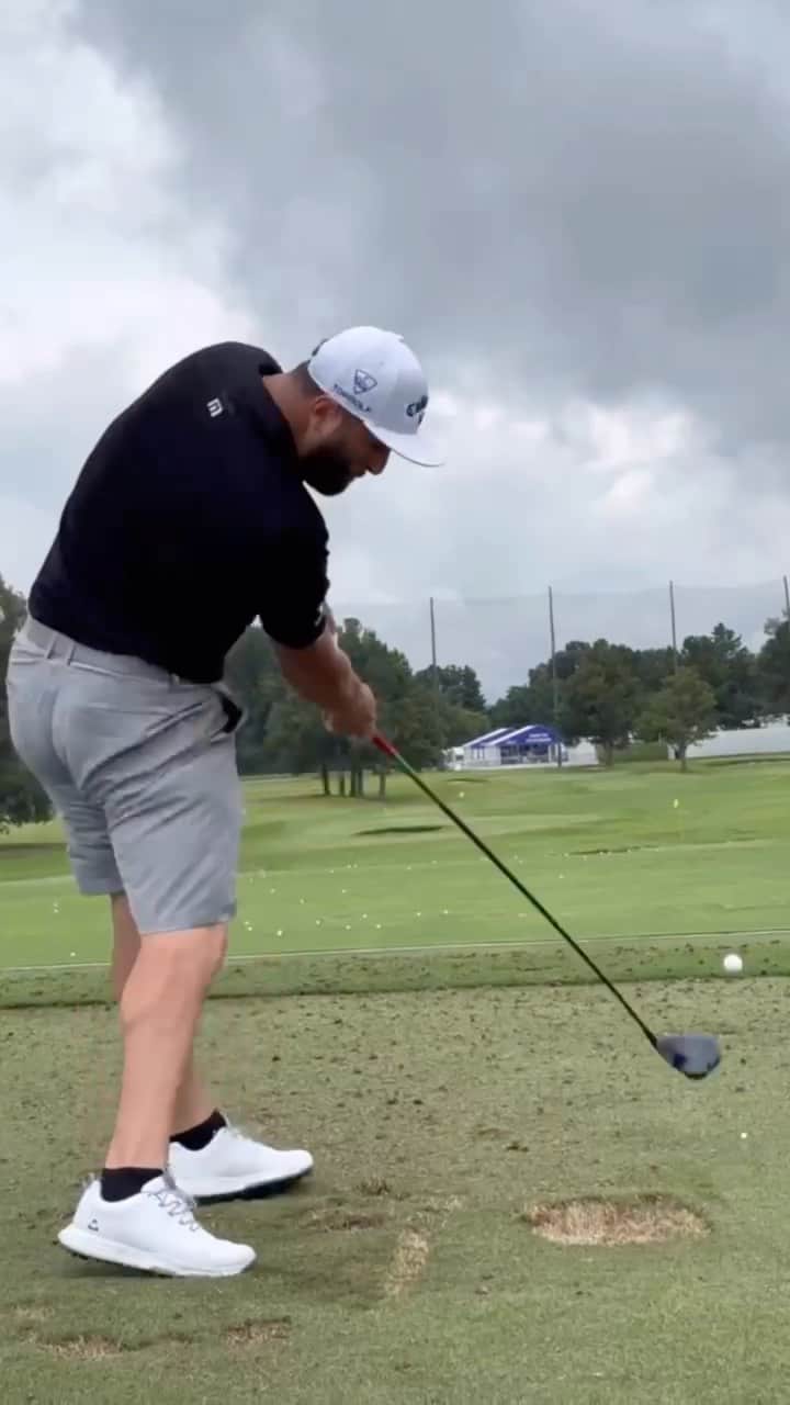 ジョン・ラームのインスタグラム：「Rahmbo’s warm up today: -5 wedges -5 8-irons -3 3-woods -these three nuke drivers  He’s ready to roll 🔥」