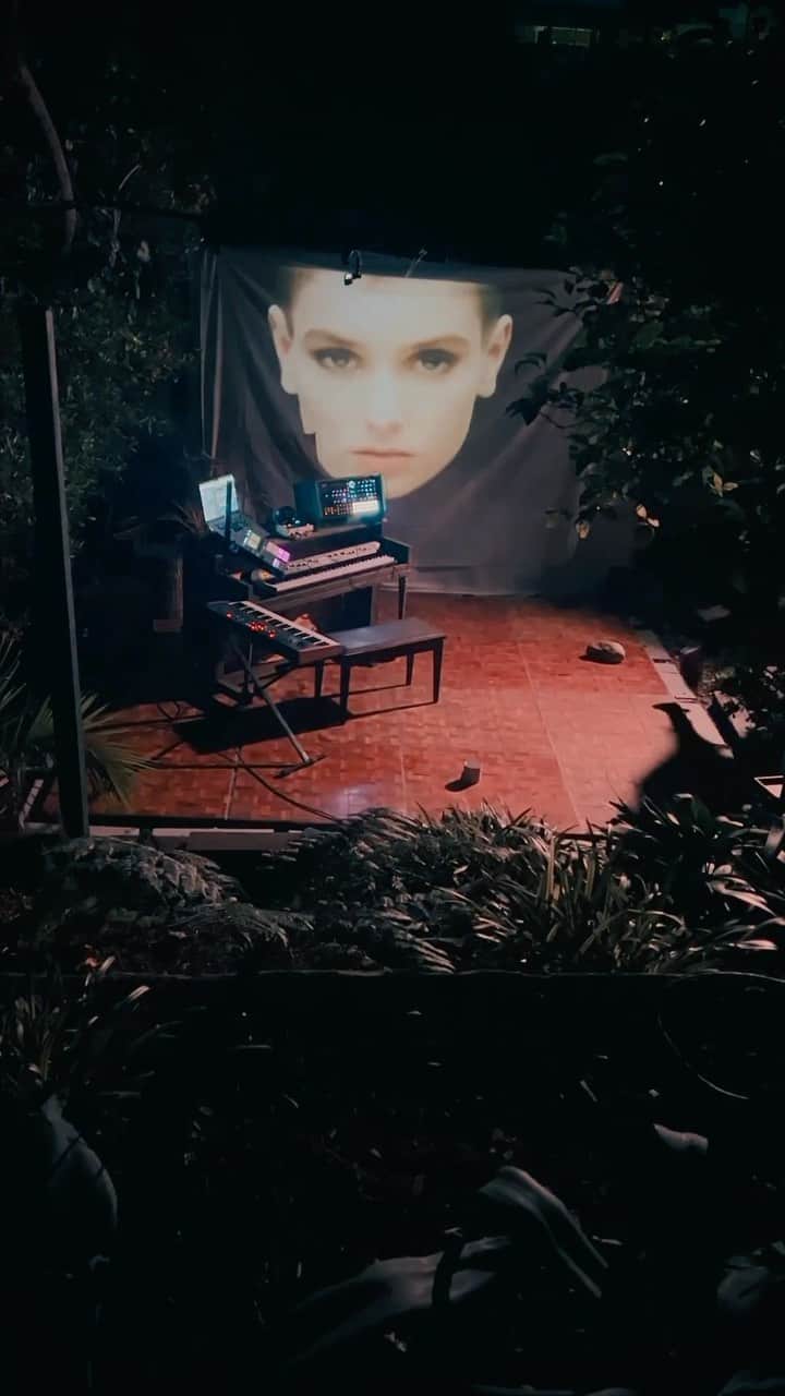 のインスタグラム：「First seeing the ‘Nothing Compares’ video was one of those seminal moments in music for me. Like hearing Eminem for the first time in my friend’s garage, or hearing Nina Simone drifting from my dad’s workshop. Sometimes art has the ability to stop you in your tracks. It’s not about genre, or taste, it’s about the raw power of human expression and therefore connection. Humanity at the axis of power and vulnerability. I don’t know how to thank someone for that, or how best to even explain it. All I can try to do is be inspired by the unfathomable contribution to my life that these artists leave in their wake. Rest in Power Sinead. Forever in your debt.   #sineadoconnor #goodbyesinead #tribute #MadeWithNI」