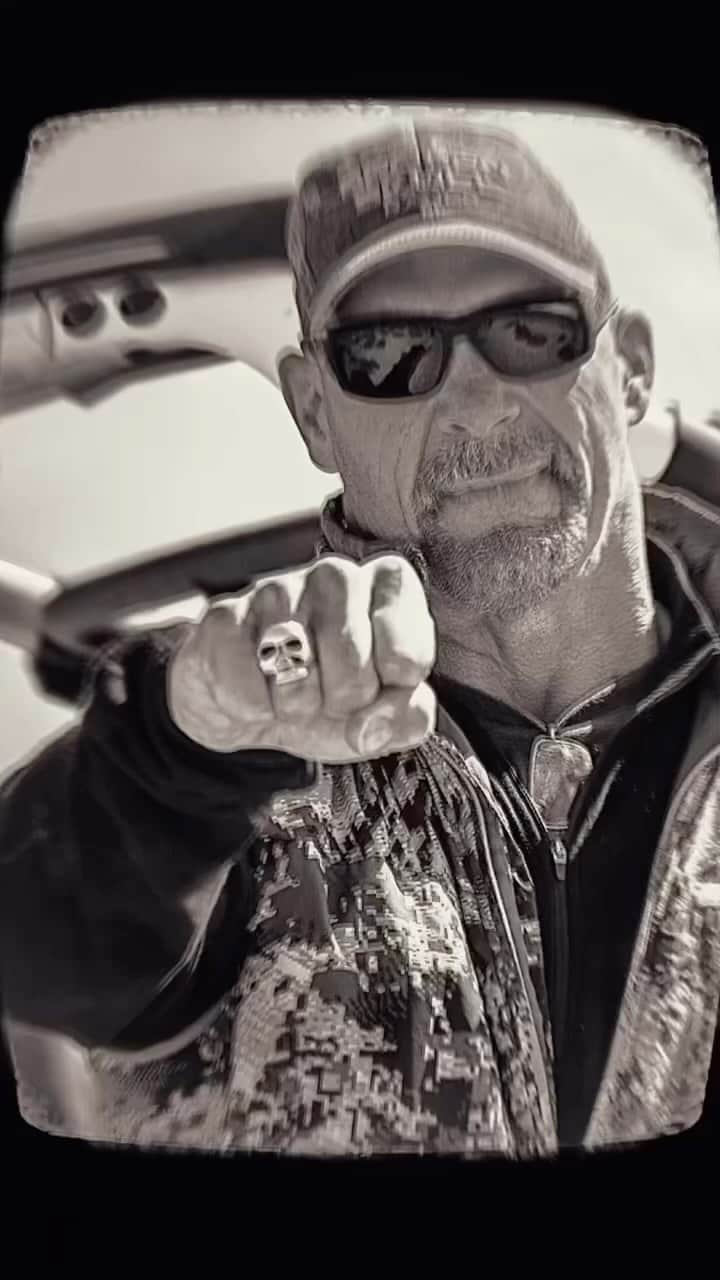 ストーン・コールド・スティーブ・オースチンのインスタグラム：「🔊⬆️ HELL YEAH!!  @kawasakiusa @gfiracing @zach_kisman @class1motorsports @blake__100 @benchmarkperformanceinc @vorra_laura  @valleyoffroadracingassociation  📸 @jwaldaias  #offroad #4x4 #racing #desert #usa #america #kawasaki #krx1000 #316   Killswitch Engage Holy Diver」