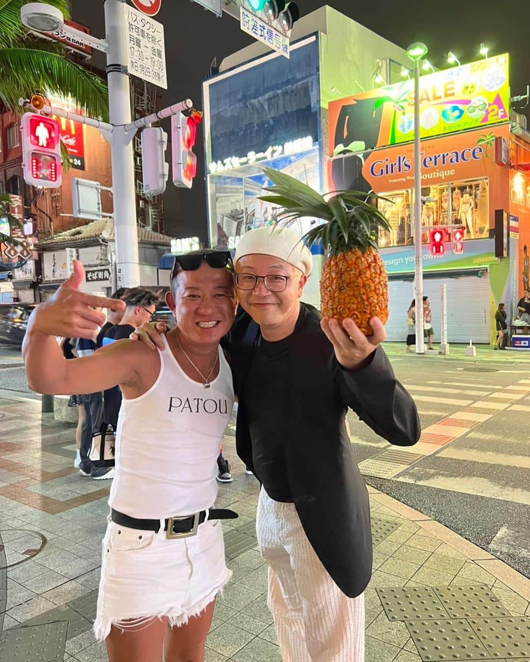 辻口博啓さんのインスタグラム写真 - (辻口博啓Instagram)「人生何があるかは分からないが本当に偶然沖縄にて再会 私は仕事で柴田シェフは結婚式だそう ラーメン🍜食べて大人しく健全な夜を過ごしました🌉 しかしタイミング合うな！ 今日もお互い頑張りましょう！ #柴田武#沖縄#国際通り#辻口博啓」8月9日 6時33分 - htsujiguchi