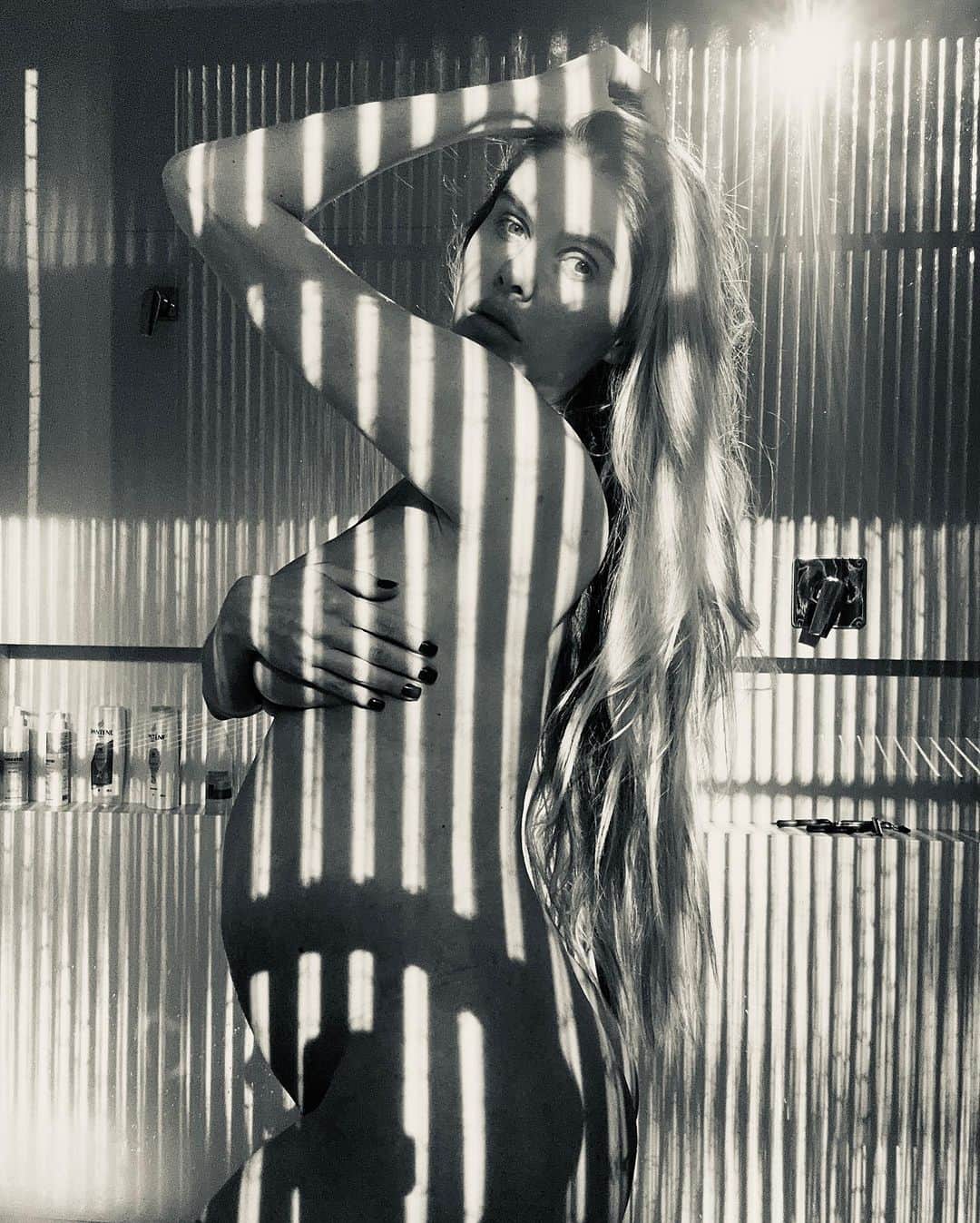 バーバラ・エバンスのインスタグラム：「18 semanas e 4 dias dos meus meninos 🩵🩵 Sim, eu fiz essas fotos sozinha.  Me olhei no espelho e me achei bonita. A luz estava incrível… então corri pegar o celular. E foi nisso que deu.」