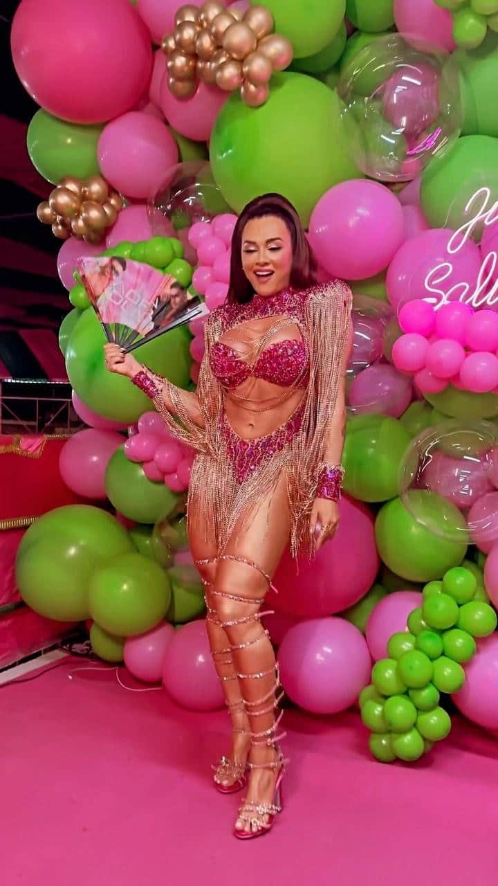Juliana Salimeniのインスタグラム：「Dando Start no meu carnaval com os melhores parceiros para deixar minha coroação ainda mais linda, divertida e gostosa!  Que festa linda e especial!🥁  Decoração: @daianegiustifestas  Bar e coquetel: @linkcoquetel_ Buffet: @banquett.buffet  Tudo perfeito ✨  #CarnavalDaJuju💖💚🥁」