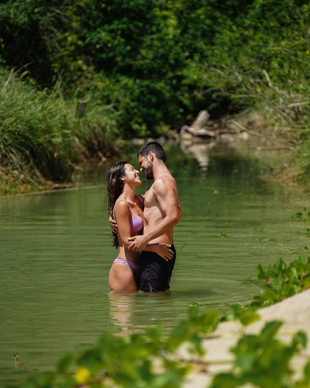 Bruno Gissoniのインスタグラム：「Ilha do amor , da esperança e do futuro .  Temos 6 anos para desacelerarmos o aquecimento global . Depois disso , entraremos em uma fase de não retorno.  se nada for feito e mantivermos esse ritmo, em 2050 mataremos a vida nos oceanos e consequentemente na terra .  A @seashepherdbrasil e a @casaneuronha organizaram um encontro entre especialistas para debatermos uma solução. a primeira meta é a criação de áreas “ NO TAKE” que visam proteger pontos estratégicos como berçários e corredores marinhos .  É Urgente!  Mas a boa notícia é que temos a CIÊNCIA a nosso favor .  Podemos sim criamos juntos uma sociedade sustentável e que viva em harmonia com a nossa ÚNICA casa .  VIVA A CIÊNCIA ! VIVA A VIDA !」