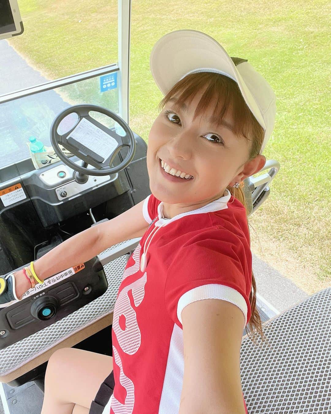 石黒彩のインスタグラム：「夏ゴルフ暑いけど 楽しすぎる⛳️  アルチビオ動きやすい✋ テーラーメイドめちゃ飛ぶ🪽  #ゴルフ #ゴルフ女子 #100切り  #ゴルフ好きと繋がりたい  #夏」