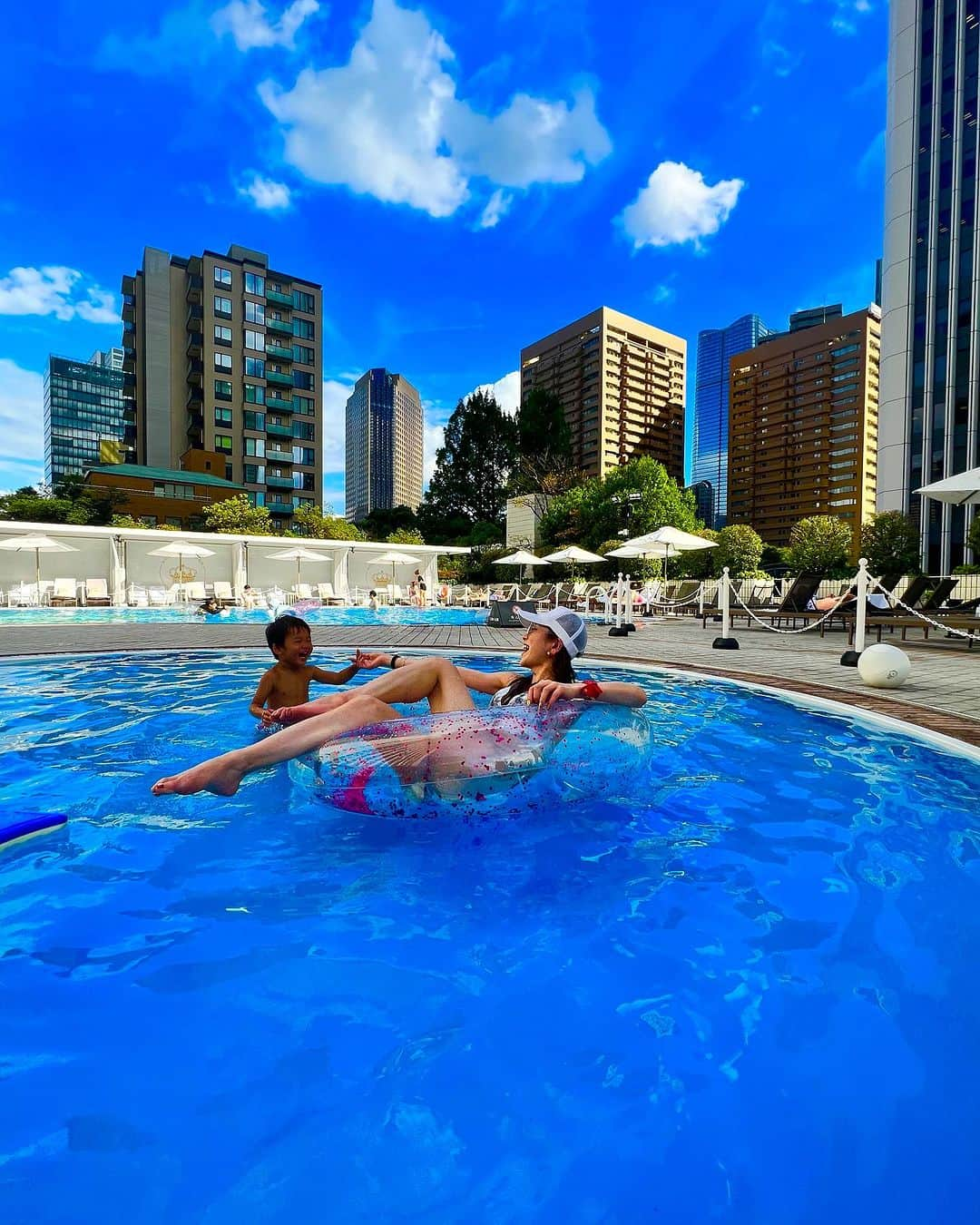 ベル（ニューハーフ）さんのインスタグラム写真 - (ベル（ニューハーフ）Instagram)「昨日🏊‍♀️✨ 20年来の悪友と、息子リオ3歳と共に、 水遊びして来ました💙🩵💚ぴちゃぴちゃ💦 メインプールを横目に お酒片手に子供プールで楽しんで参りました‼️ 子供達が私の正体に気付いてたかどうかは定かではありませんが、私なんぞ気にも留めず、子供達ははしゃいでおられました✨  はしゃいでる子供達に、汚い大人にだけはならないでと、ほろ酔いで願いながら、汚れた自分を慰める良い時間となりました💜  #anaintercontinentaltokyo  #ガーデンプール #歌舞伎町 #ひげガール #ひげがーるべる  #プール #ニューハーフ #有吉ジャポンⅱジロジロ有吉」8月9日 6時54分 - bell_newhalf