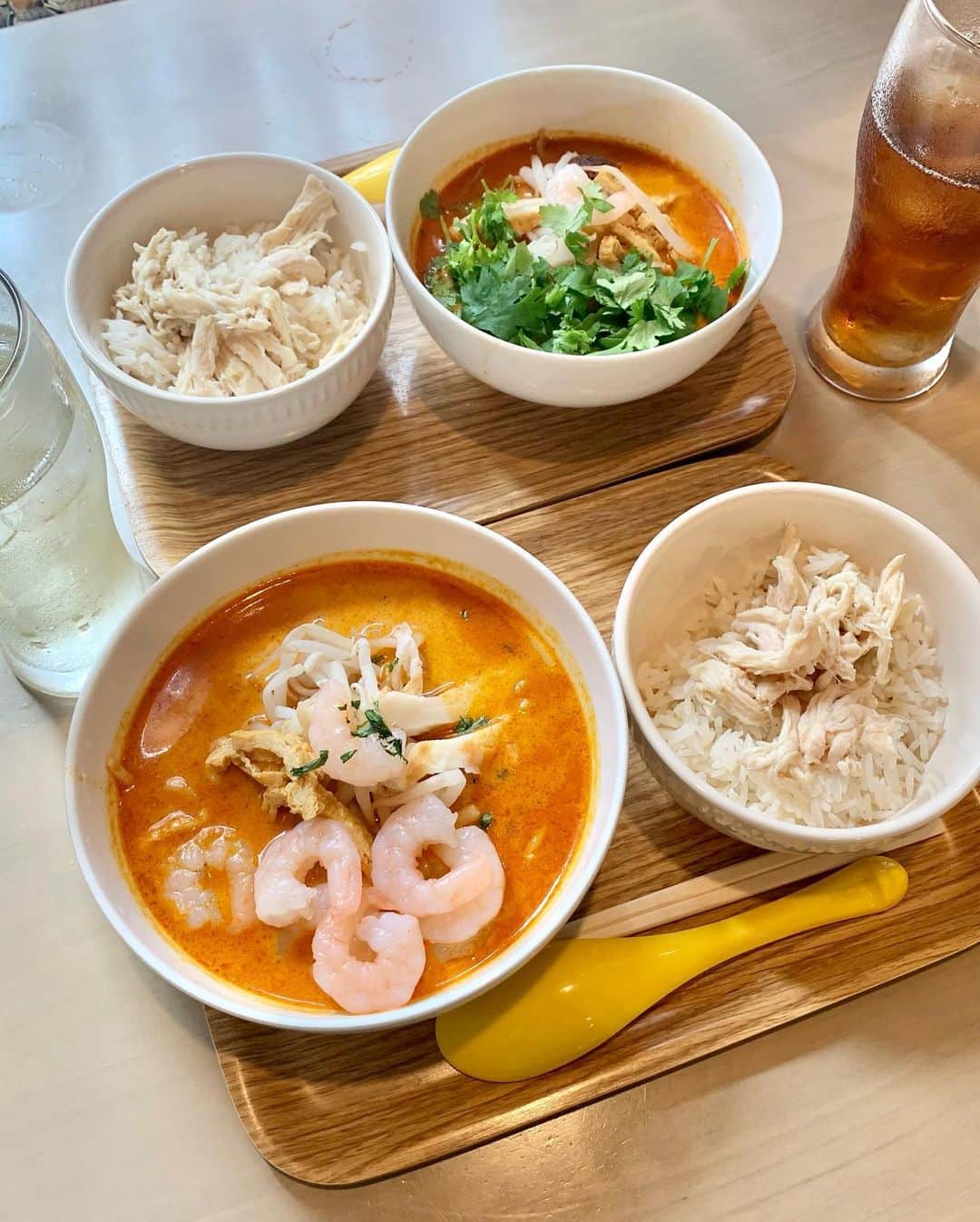 西村禮さんのインスタグラム写真 - (西村禮Instagram)「渋谷で穴場のシンガポールランチ🇸🇬  美味しいラクサが食べられるレストランを見つけました！  ラクサ(Laksa/叻沙)は中国南部の料理とマレー半島の料理をミックスして生まれたニョニャ料理（プラナカン料理）の代表的な麺料理。 日本のラーメンのように地域によって味の種類が様々で、東南アジアではポピュラーに食べられています。  渋谷駅の喧騒から外れ、文化村通りをずっと登っていくと【シンガポールホリックラクサ】さんはあります✨  お手軽なランチセットがオススメ💕  私が注文したのは LAKSA（ラクサ）（M）とチキンライスのセット＋メガエビ(トッピング)＋リンゴ酢ソーダ🥤  このラクサ、辛さが細かく分けられていて辛い物苦手な方でも食べやすいです！ 私は一番下のマイルドにしたよ☺️  店内もおしゃれで落ち着く雰囲気✨  友達とゆっくりランチをしながら優雅な時間を過ごしました♪  渋谷でランチ難民になったら是非！ シンガポールの風を感じます😳  PR @singaporeholiclaksa #ハラル #ダイエット食 #ヘルシー #美容にいい #ココナッツミルク #奥渋谷 #laksa #ラクサ」8月9日 6時53分 - nishimura_rei