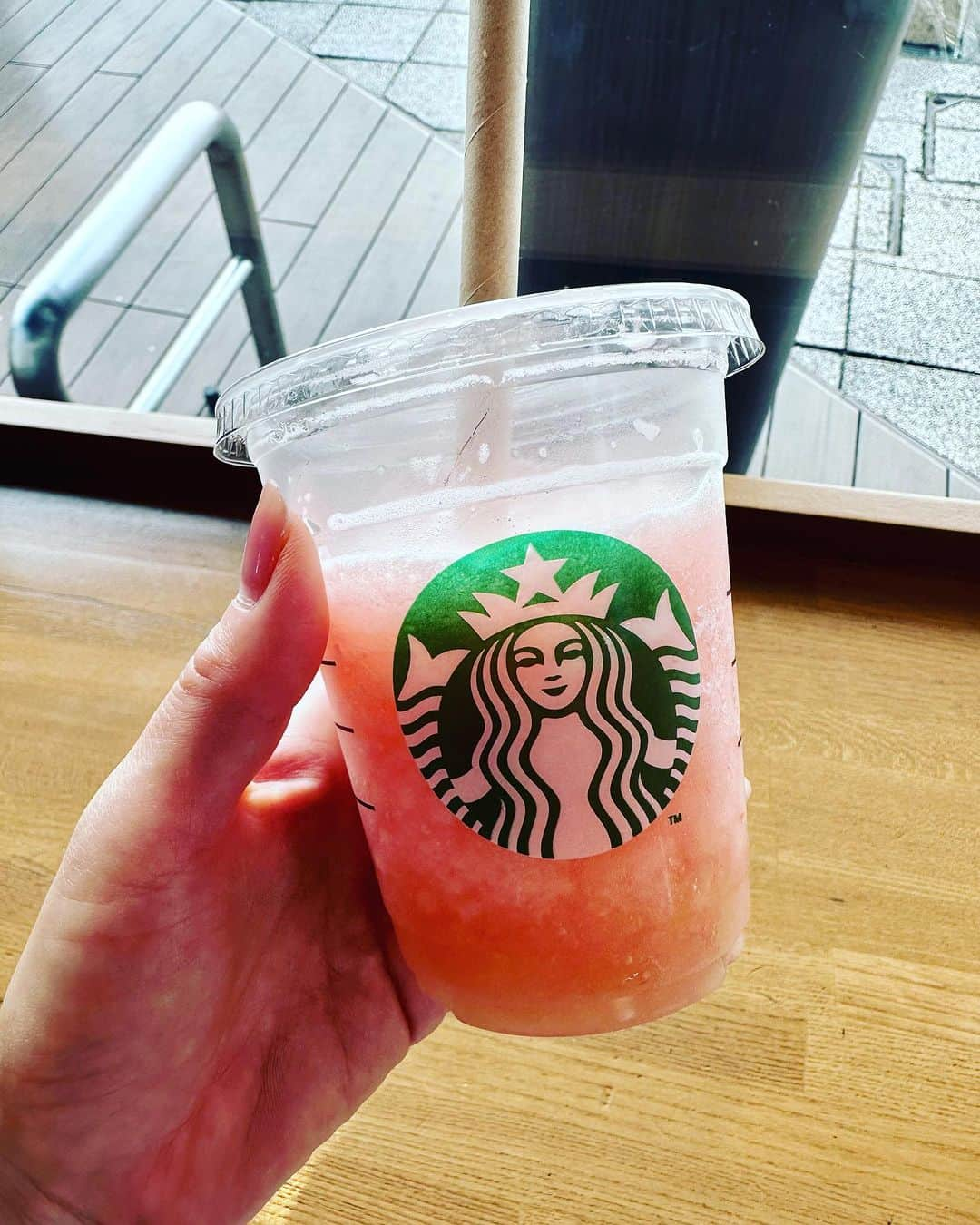 原史奈さんのインスタグラム写真 - (原史奈Instagram)「気になっていたピーチフラペチーノ🍑 ホイップクリーム無し 普段甘いのはあまり飲まないけどこれは美味しい😋💗 #ピーチフラペチーノ #スタバ #桃大好き  #原史奈  #ゴルフ #ゴルフレッスン #ゴルフ女子 #ゴルフ大好き #golf #ゴルフウエア #ゴルフコーデ #ゴルフグッズ #ゴルフ動画 #ping #g410 #callaway #paradym #paradymmaxfast #even #archivio #アルチビオ #eyevol #cuartounited #instagolf」8月9日 7時02分 - fuminahara