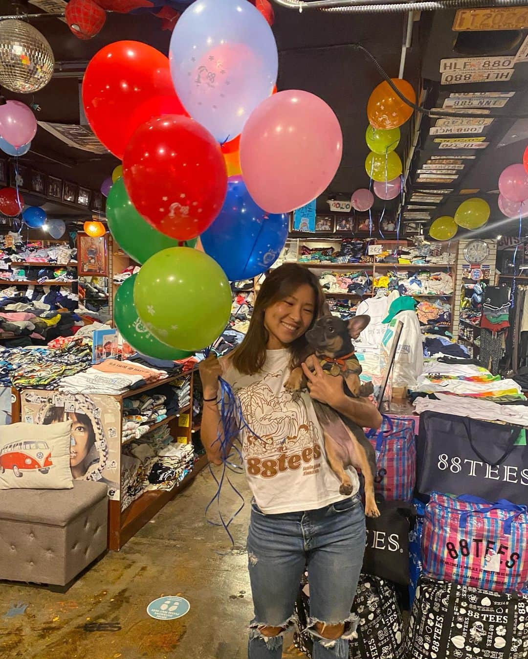 エビアン・クーのインスタグラム：「I hope to see you all today at the Kalakaua Store from 12-6pm! Come celebrate our 35th anniversary 🥳 together  お店で35周年パーティーします。 みんな遊びに来てー１２時から１８時までいるよ」