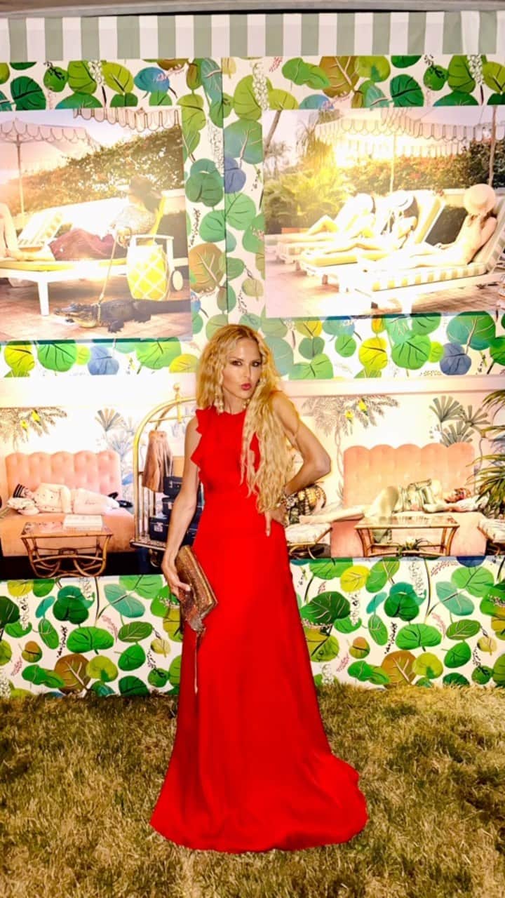 のインスタグラム：「Vintage @maisonvalentino red ❤️ for a magical night with my @thecolonypalmbeach family and @joeywolffer  @wolfferwine in support of the extraordinary @stonybrookshh 🙏🏻」