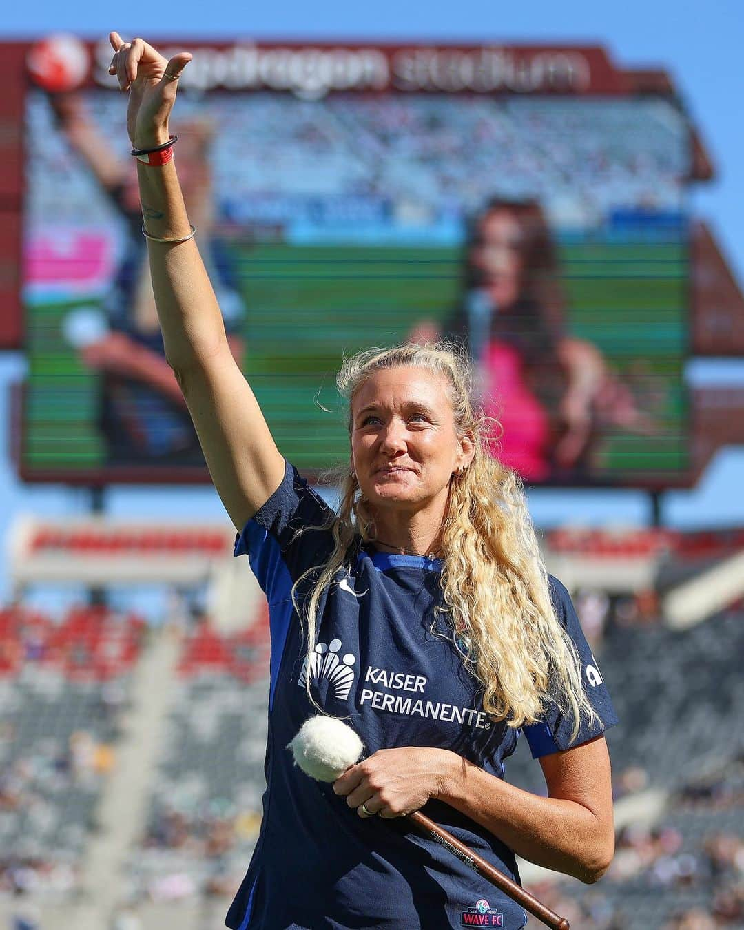 ケリー・ウォルシュ・ジェニングスのインスタグラム：「from panel to pitch 🌊  thank you to Kerri, Cassidy, Tracy & Shana for coming out to @snapdragonstadium!」