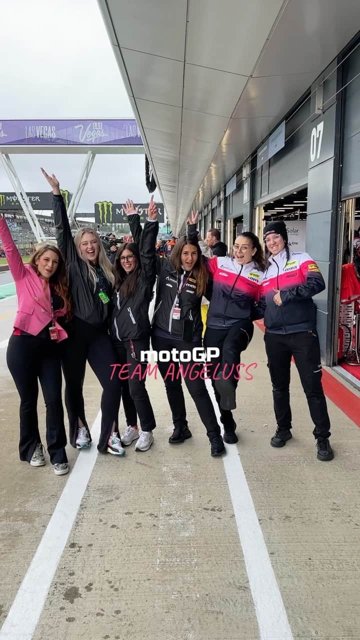 イスクラ・ローレンスのインスタグラム：「Meet the Aurora and her team who are challenging gender bias in motorsport @angeluss_wsm 💕 it was an honour for me and NY family to watch you in action at the @motogp this weekend   Thank you for supporting identifying female drivers, technicians and managers with your first of its kind Academy and changing the future of the sport - I’m beyond inspired by you @a_angelucciiii and I’ll be forever cheering you and the team on💕  . . .  #womenempowerment #womensupportingwomen #womenempoweringwomen #womeninspiringwomen #womensupportwomen #womensports #femaleempowerment #femaleracer #femaledrivers」