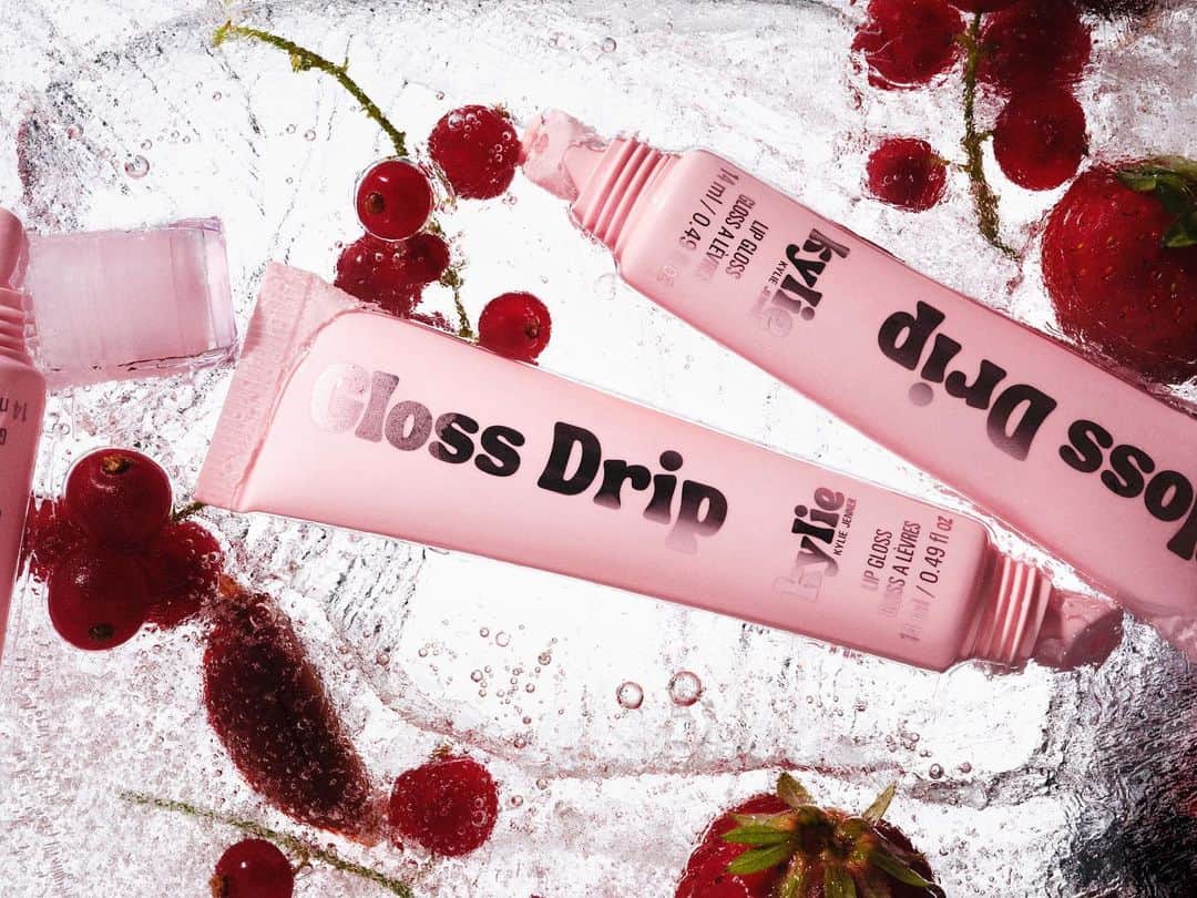 Kylie Cosmeticsさんのインスタグラム写真 - (Kylie CosmeticsInstagram)「summer lip staple: gloss drip 🍒🍓💦 3 new shades of our best-selling gloss are now available, swipe on the juicy gloss drip for a reflective, mirror-shine finish」8月9日 7時16分 - kyliecosmetics
