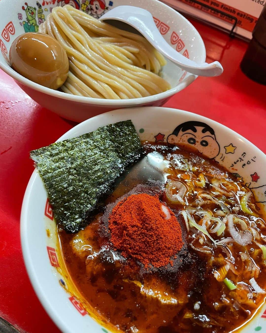 のインスタグラム：「人生初の魚雷さんへお邪魔しました🍜 私はラーメン最近食べないようにしてたから、小盛りでもかなりお腹パンパンなって、✌️ それでも継ぎ２軒目ハシゴ( ♡´³`)σ 焼き鳥食べまくりました🐓 かなり引かれてたけどいいもーん😊 #大食い #大食い女子  #魚雷 #つけ麺」