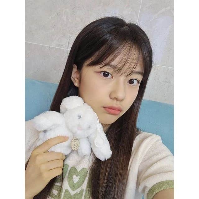 のインスタグラム：「. @sbs_universeticket_official by @get_regrammer 🐶🐱🐰🐹🐻 소녀들이 포착한 뽀짝한 일상🐾   #황시은 #HWANGSIEUN #유니버스티켓 #universeticket #SBS #fnfentertainment」