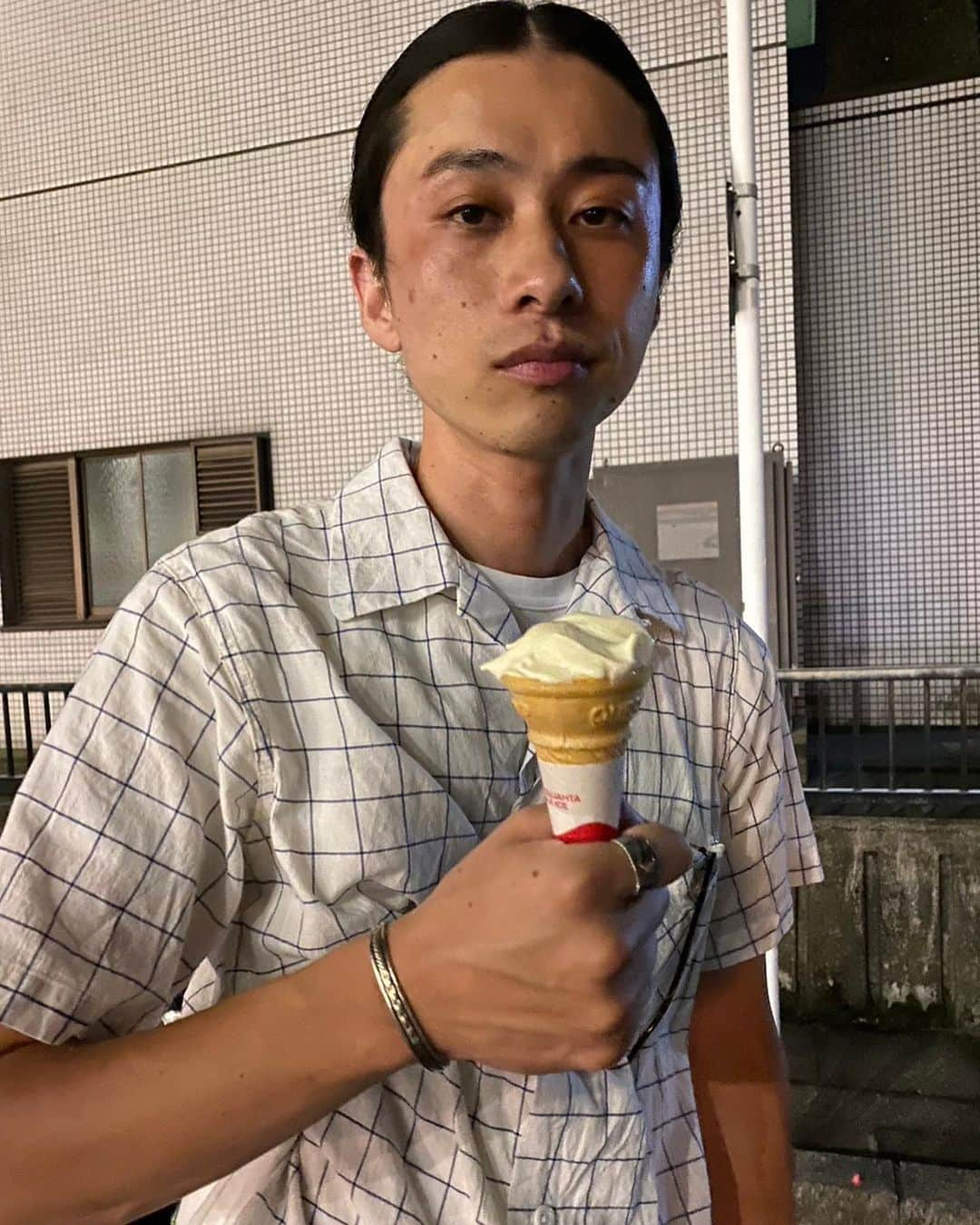 古田敬一のインスタグラム：「昨日、琵琶湖大花火大会に有料チケットを使用して行ってきました  僕は滋賀県出身なのですが、地元愛があるわけでもなく、滋賀をレップしてるという言葉も吐いたことがありません  しかし、琵琶湖大花火大会有料チケット使用時は本当に良かったです  来年は皆さんも有料チケットを使用して是非  tops #yellowrat  #ivylook#ivyfashion#ivystyle#trad#tradstyle#tradfashion#traditional#traditionalstyle#ametra#americantraditional#surf#oldsurf#madeinusa#有料チケット#琵琶湖大花火大会」