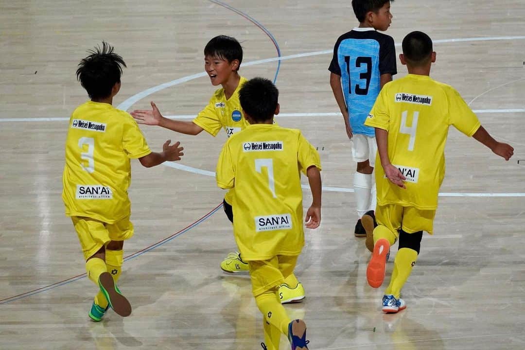のインスタグラム：「. フットサル小学生日本一を決める大会に sfidaユニフォームを纏う #フォルツァ松本 (長野県)が出場！  初出場のフットサル全国大会で躍動しました！  @forza_matsumoto   #sfida #スフィーダ #サッカー #フットサル #バーモントカップ #少年サッカー #全日本u12フットサル選手権大会」