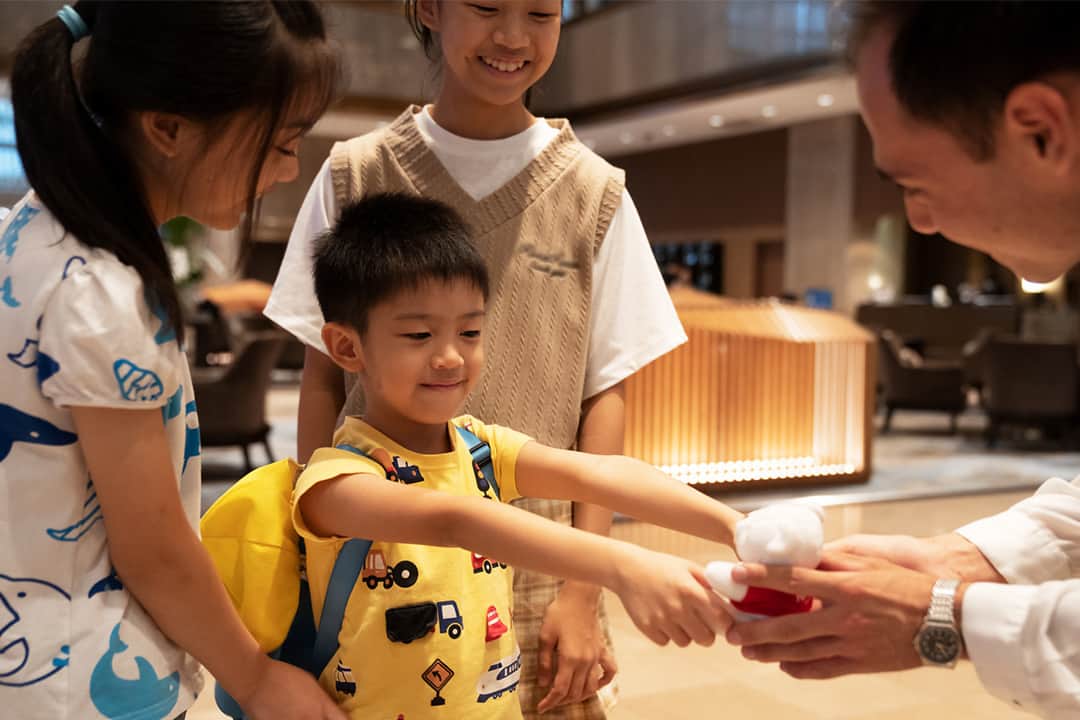 ヒルトン大阪 Hilton Osakaさんのインスタグラム写真 - (ヒルトン大阪 Hilton OsakaInstagram)「今からでも間に合う！夏の家族旅行はヒルトン大阪で！  お子様が館内で探検できるスタンプラリーが楽しめるキッズプランをご用意しております🐻  そのほか、スイミングウエアの無料貸出しや、ディナービュッフェお子様無料サービスなどの特典も付いていますので、ぜひご利用ください🌞  ※諸条件適用。11歳以下のお子様が対象となります  詳細・ご予約は @hiltonosaka ホームページより。  Hurry, there's still time to plan your summer family getaway at Hilton Osaka! We've got an exciting Kids' Plan that will keep your little ones entertained with a thrilling stamp hunting activity. Watch as they explore and collect stamps at various locations throughout the hotel.🐻  But that's not all! Your family can also enjoy free rental of swimming wear and a complimentary dinner buffet for children. Don't miss out on these amazing perks!🌞  Please note that terms and conditions apply, and the Kids' Plan is available for children under 12 years old.  For more details and to make a reservation, please visit our website at @hiltonosaka.  ＝＝＝ #ヒルトン大阪 #家族旅行 #夏旅行 #夏休み #お子様連れ #夏休み旅行 #スタンプラリー #大阪ホテル #大阪旅行 #HiltonOsaka #OsakaTravel #OsakaTrip」8月9日 18時15分 - hiltonosaka