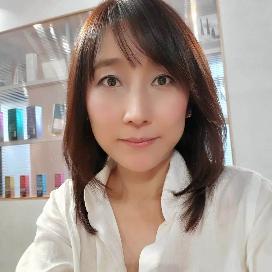 常世晶子さんのインスタグラム写真 - (常世晶子Instagram)「ヘアカラーとカットのお直しをして来ました✂️  暗めのストレートだったので、少しピンと来なくて、もう少し明るめの軽めにしてもらいました☺️満足ー💓  このところお肌の調子が良くないので、スキンケア&メイクも見直し中ー。  まだまだやることあるな🙄と思いながら、家で筋トレも少しだけ…。  私はずーっと綺麗にしていますので✋4649  #表参道 #oneday #おだっち  #綺麗にしていたい #お年頃  #老化に負けないし！！」8月9日 16時48分 - tokoyo_shoko