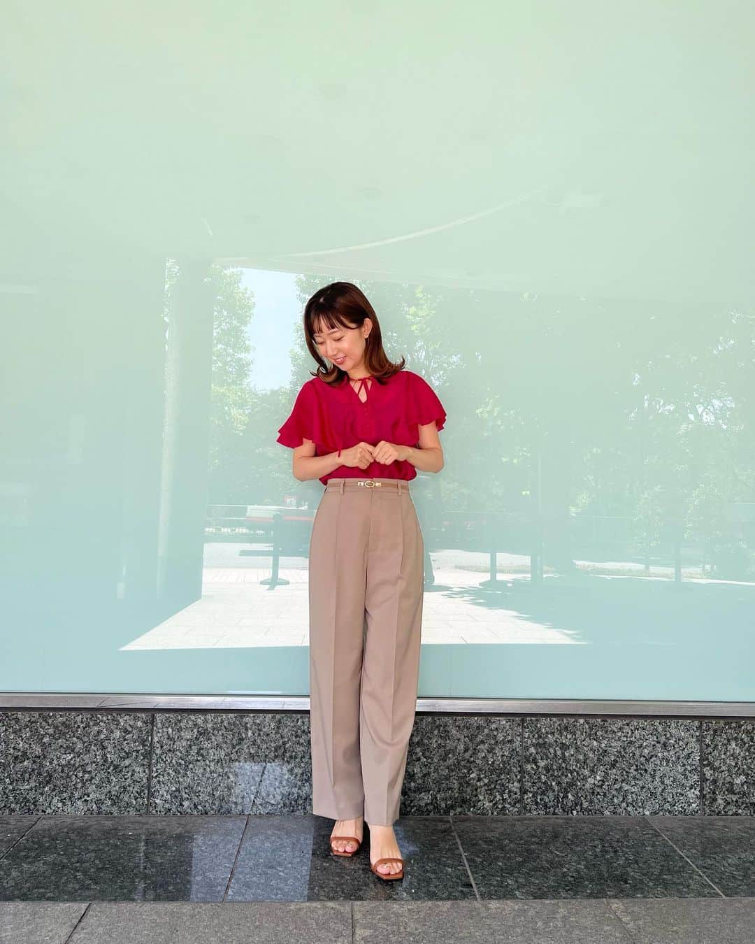豊崎由里絵のインスタグラム：「. 日曜日の朝起きたら風邪で声が出なくなっていて…😱 今週月曜日はTOKYO MX「モニフラ」をお休みさせていただきました。 ご理解いただきフォローしてくださったスタッフ、出演者の皆さま あたたかい言葉をくださった視聴者の皆さま 待ってるよーとオンエアで呼びかけてくださった堀潤さん　@junhori79  そして何より、急遽代打をしてくれた 田中ひなちゃん　@tanaka.hina_mx  本当に本当にありがとうございました！  まだお聞き苦しいところもあるかと思いますが… 火曜日からは元気に復帰しております！✨  そして！！ 「堀潤モーニングFLAG」でお世話になっている ジャーナリストの堀潤さんの スーダン写真展「SUDAN Hope」 8月9日〜20日は京都で開催されているそうです！✨ （シサム工房京都　裏町通り店ギャラリースペースにて） 入場無料ですのでお近くの皆さまぜひ！  衣装はこちら✨  🍀7/24(月)【白タックプリーツブラウス＋白切り替えスカート】 ブラウス＋スカート→@rawfudge_official  🍀7/25(火)【ピンクフレアスリーブブラウス＋ベージュパンツ】 ブラウス＋パンツ→@nolleys_official  🍀7/26(水）【白×ブラックラインブラウス＋ブルーパンツ】 ブラウス＋パンツ→@rawfudge_official  🍀7/28(金)【水色ストライプティアードブラウス＋白パンツ】 →@nolleys_official  🍀7/31(月)【白袖レーストップス＋ピンクスカート】 トップス＋スカート→nolleys_official  🍀8/1(火)【グリーン袖フレアトップス＋ギンガムチェックフリルパンツ】 パンツ→m_maglie_le_cassetto_official  🍀8/2(水）【水色ウエストギャザーチュニックブラウス＋ライトグレーサマーツイードパンツ】 チュニックブラウス→@geera__official パンツ→@pierrot_shop  🍀8/4(金)【白ニットレースセットアップ】 →@nolleys_official」