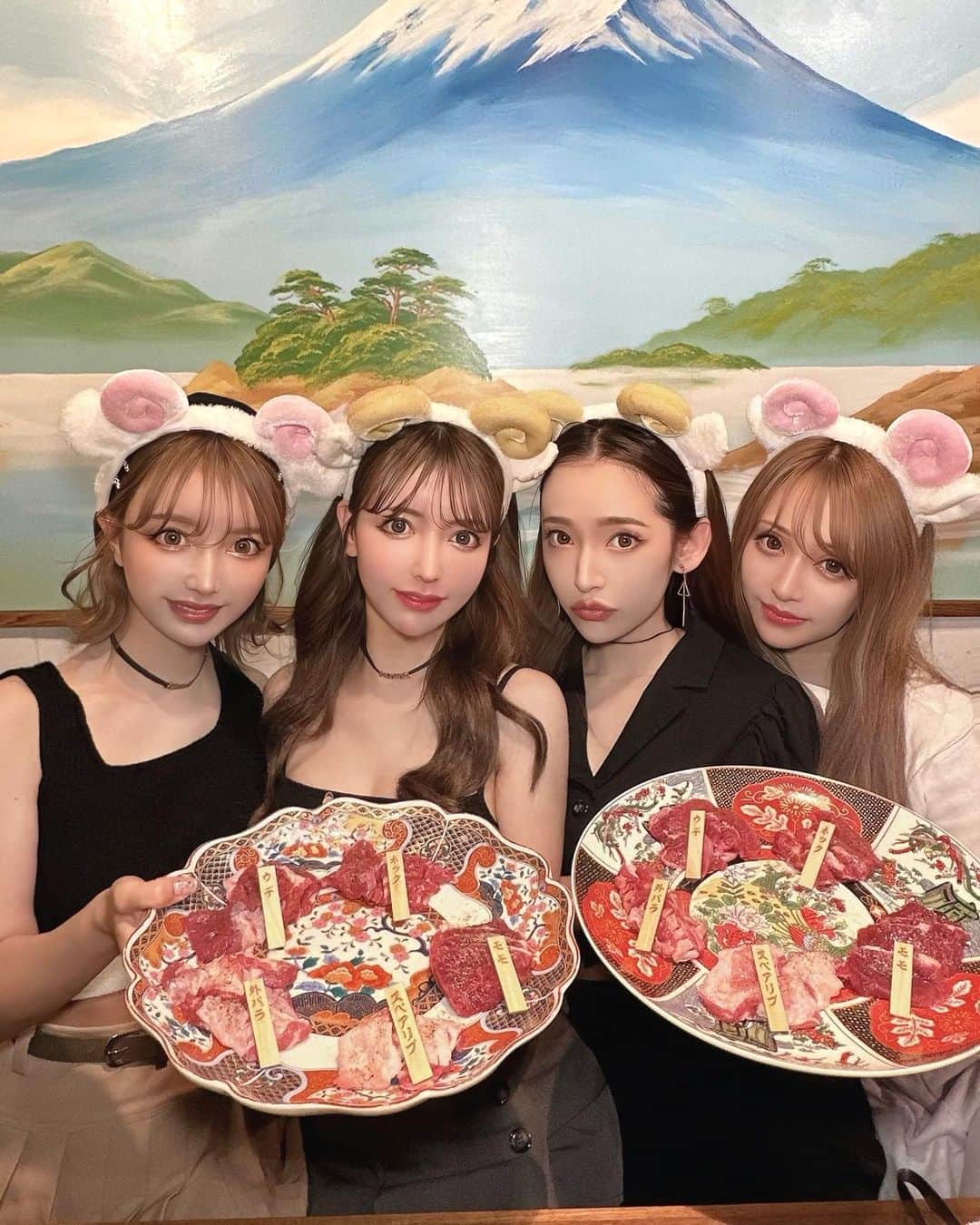 吉川ちえのインスタグラム：「【🐑🩷🐑🩷🐑🩷🐑】 . みんなでワイワイひつじがとうへ🤲✨ ラム肉食べれる会員制のお店なの✌️❤️ 美味しいし楽しいし最高でした😘💕 . #ひつじがとう #羊がとう #ラム肉 #ジンギスカン」
