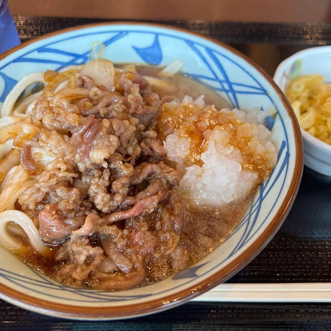 紫苑みやびさんのインスタグラム写真 - (紫苑みやびInstagram)「超久しぶりの丸亀製麺。 「鬼おろし肉ぶっかけ」にしました。 大根おろしいっぱいでいいねぇ☺️ おろし生姜もトッピングして、 ピリリとさせていただきました！  #丸亀製麺 #丸亀製麺大好き #鬼おろし肉ぶっかけ」8月9日 16時41分 - shion_miyabi