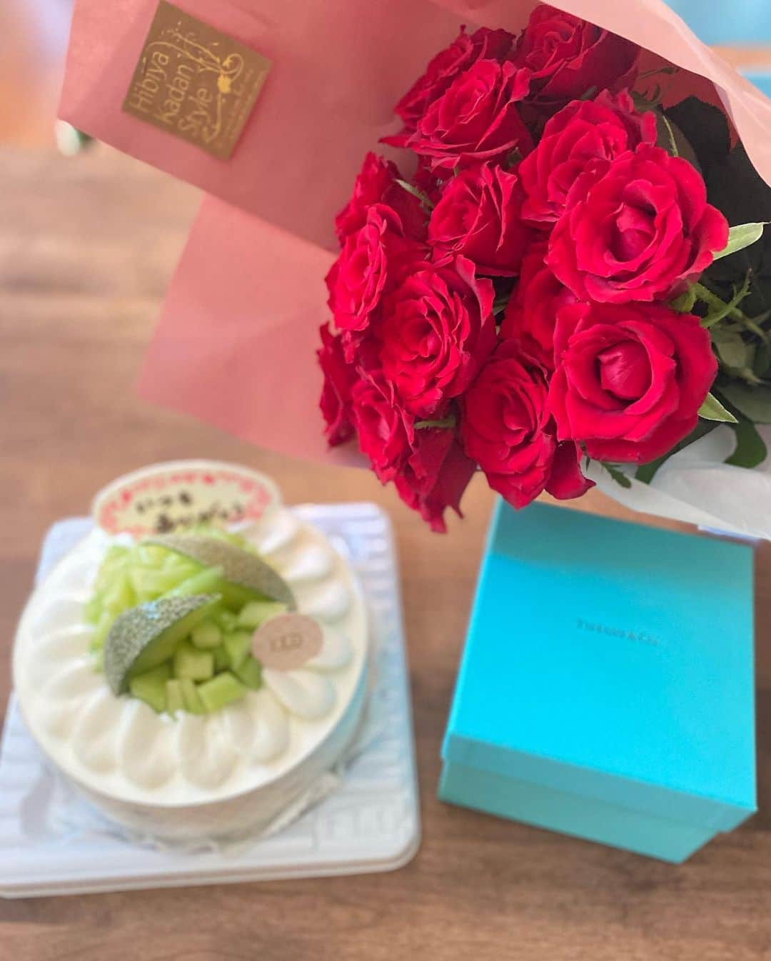 蒲生麻由のインスタグラム：「昨日8月8日は結婚記念日🥂  主人がサプライズで色々と 準備してくれていて、夢のような 至れり尽くせりな1日でした💕  プレゼントは長男が主人と一緒にお店へ行って 一生懸命選んでくれたらしい🥹  ポンコツな妻でポンコツママだけど、 日々家族に愛されて、支えられて、 学ばされ、育てられて、、、 私は幸せ者です🥹  #happyanniversary #結婚記念日 #結婚記念日プレゼント #myloves #感謝  #この家族でよかった  #mamalife #ありがとう」