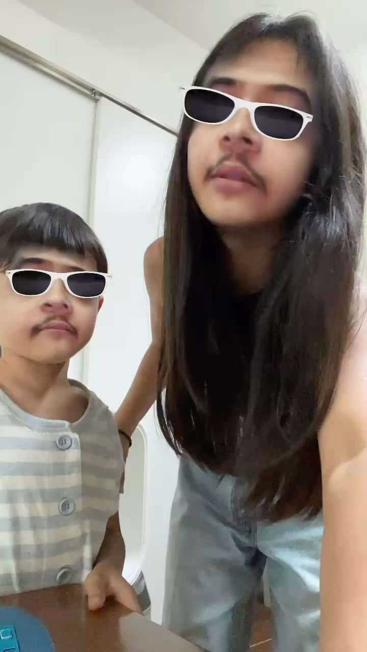 つるの剛士のインスタグラム：「あんね、パパ今仕事中なのよ。  #ヤメレ #仕事中に三女と次男から動画 #ハセヨーじゃなくてょ #その動きなん？ #ジワるわ #まだパジャマ？ #いいから宿題やった？」