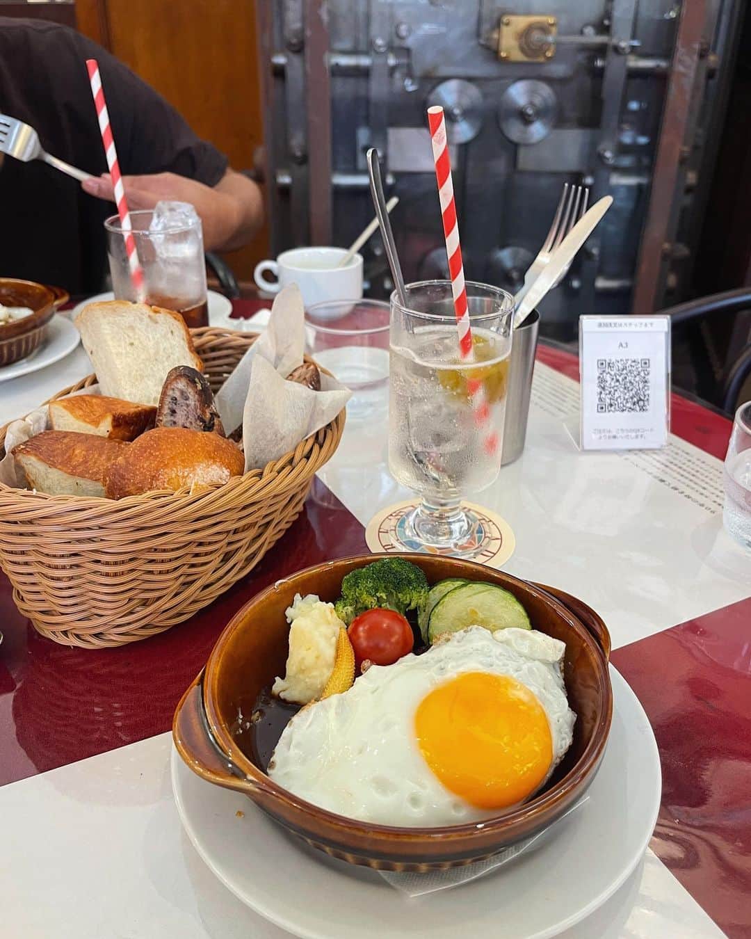 ___mikik___さんのインスタグラム写真 - (___mikik___Instagram)「@bread.espresso.and.sakaisuji  雰囲気しかないパン屋さん🥐🥖🥯 ランチしたのは初めて🫶🏻」8月9日 16時42分 - ___mikik___