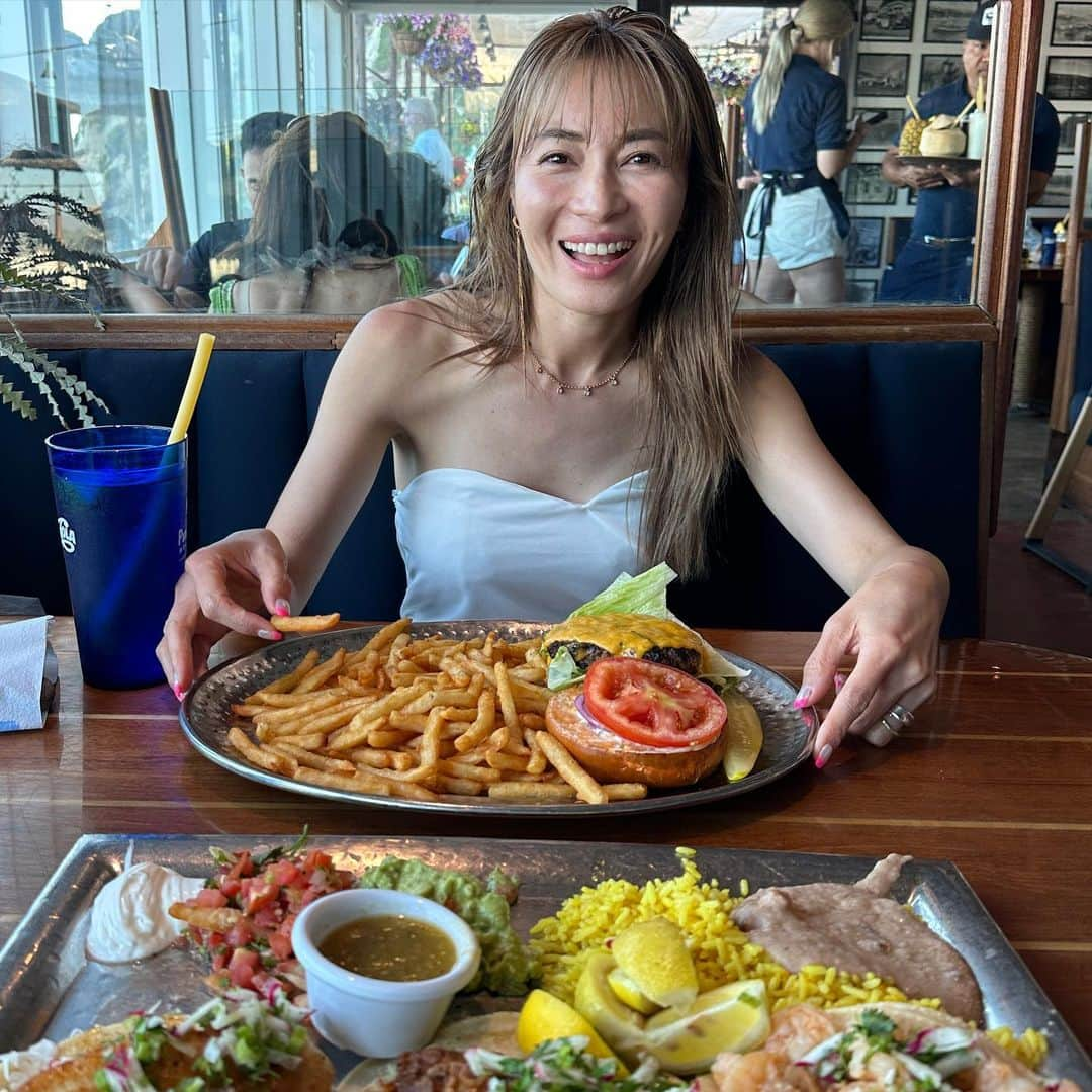 新山千春さんのインスタグラム写真 - (新山千春Instagram)「.  はぁーい。 気持ちよーく完食🍔🩵  お昼から ピニャコラーダと共に！！  それにしても jeepを見かけるたびに 写真を撮ってしまう！  好きなんだなーー！🩵 一生好きだわ💓  デニムにノースリーブ、 チューブトップの毎日！！  #新山千春 #🍔 #losangeles」8月9日 16時42分 - chiharuuu_0114