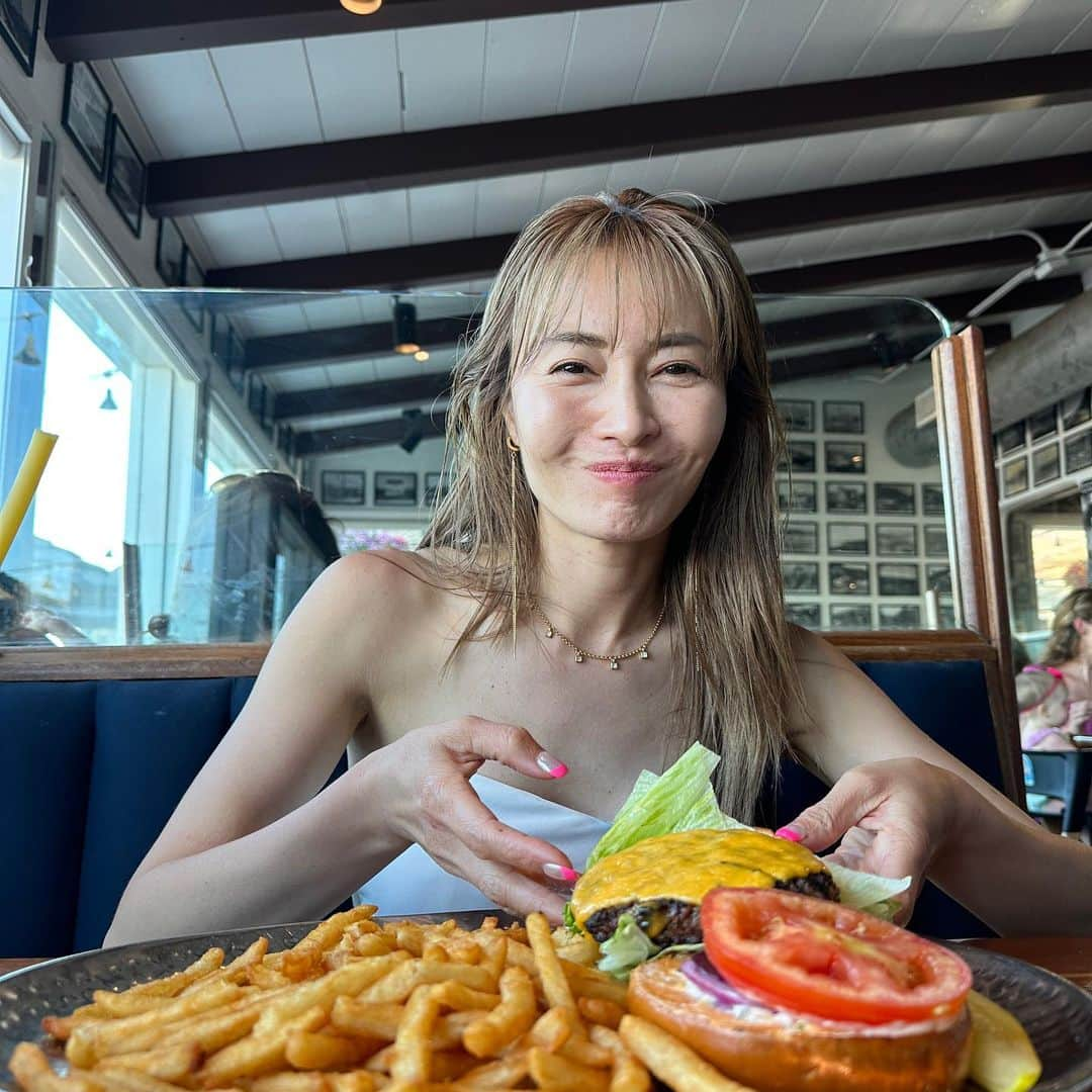 新山千春さんのインスタグラム写真 - (新山千春Instagram)「.  はぁーい。 気持ちよーく完食🍔🩵  お昼から ピニャコラーダと共に！！  それにしても jeepを見かけるたびに 写真を撮ってしまう！  好きなんだなーー！🩵 一生好きだわ💓  デニムにノースリーブ、 チューブトップの毎日！！  #新山千春 #🍔 #losangeles」8月9日 16時42分 - chiharuuu_0114