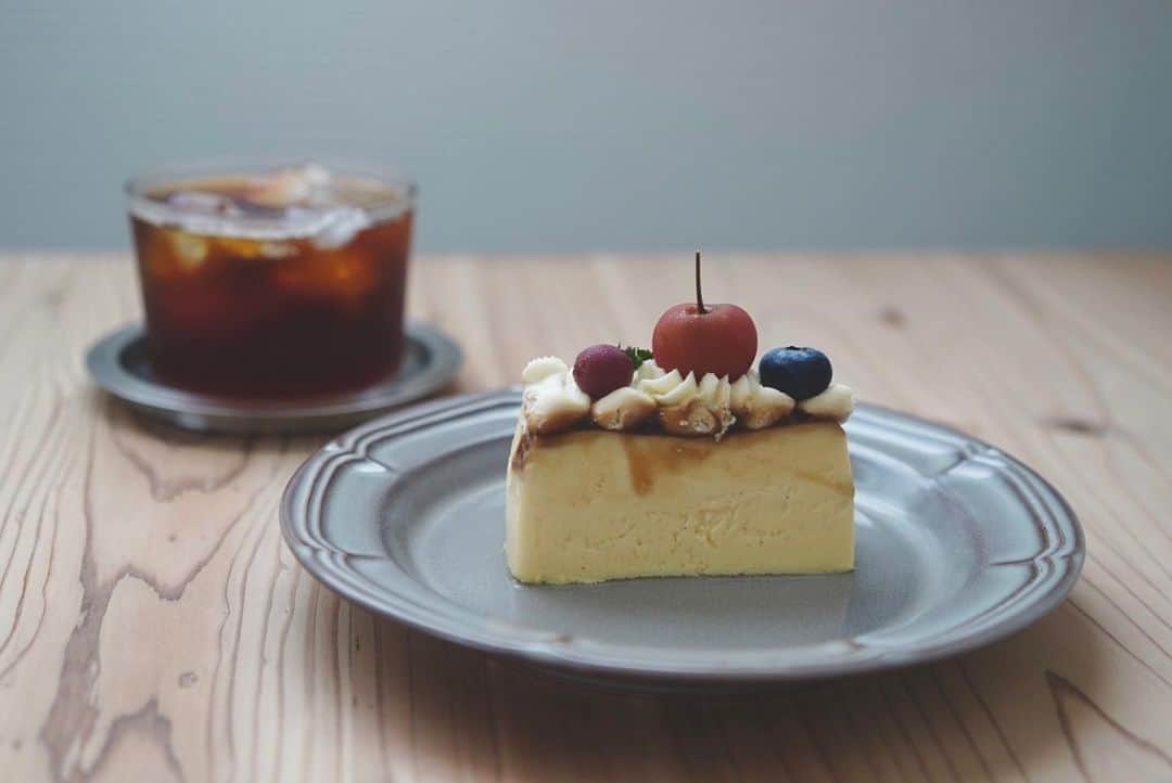 藤岡みなみのインスタグラム：「本日誕生日を迎えました🍰  いつもあたたかい言葉に励まされています、ありがとうございます。  長崎原爆の日に生まれてきました。 過去の想いを未来に手渡すような営みを、1ミリでも世界がまろやかになる作品を、生み出していきたいです。  これからもよろしくお願いします。」