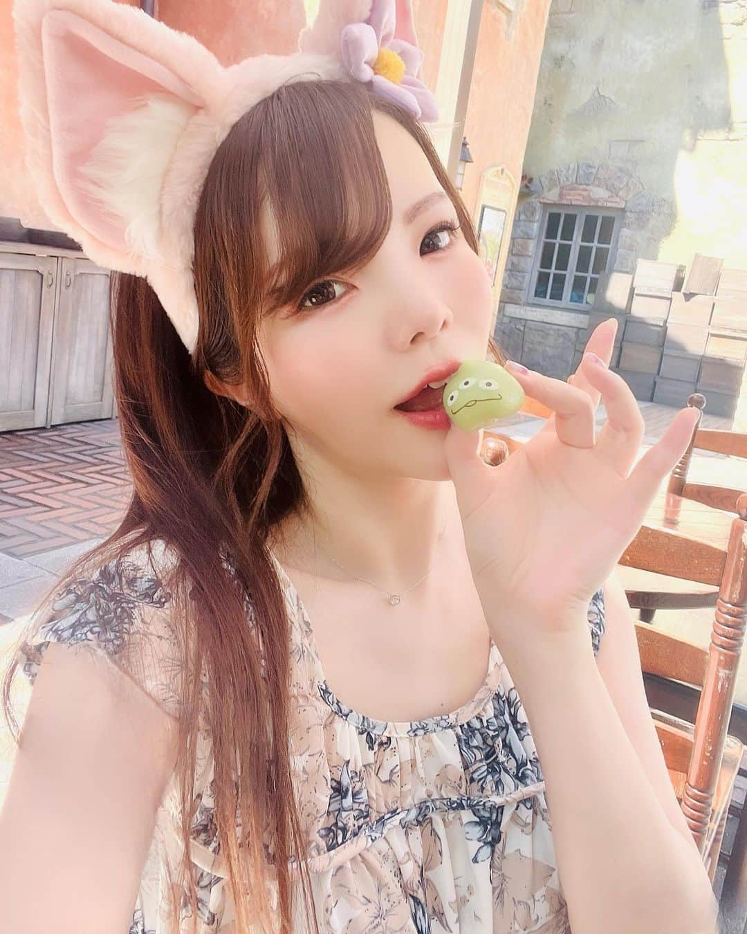 Mikaさんのインスタグラム写真 - (MikaInstagram)「『Disney Summer Vacation』  so cute sweets ♡  40th Anniversary✨  @tokyodisneyresort_official   #ディズニーシー40周年  #ディズニーポトレ #ディズニーシー #ディズニーシーフォトスポット #ディズニー写真部 #ディズニーシー写真部 #ディズニー40周年  #ディズニーリゾート #ディズニーカメラ隊  #ディズニーカメラ部  #ディズニーカメラ女子  #ディズニーフォト #ディズニーフォトスポット  #ディズニーが好き  #ディズニーが好きな人と繋がりたい  #ディズニーシー風景  #ディズニーグルメ  #ディズニースイーツ #ディズニースイーツ部  #自撮り女子  #自撮り界隈の人と繋がりたい  #スマホ写真部  #スマホ撮影の人と繋がりたい  #スマホ撮影部  #ポートレートモデル  #ポートレートしま専科  #ポートレート部 #disneyseatokyo  #disneyseajapan」8月9日 16時45分 - mika_portrait