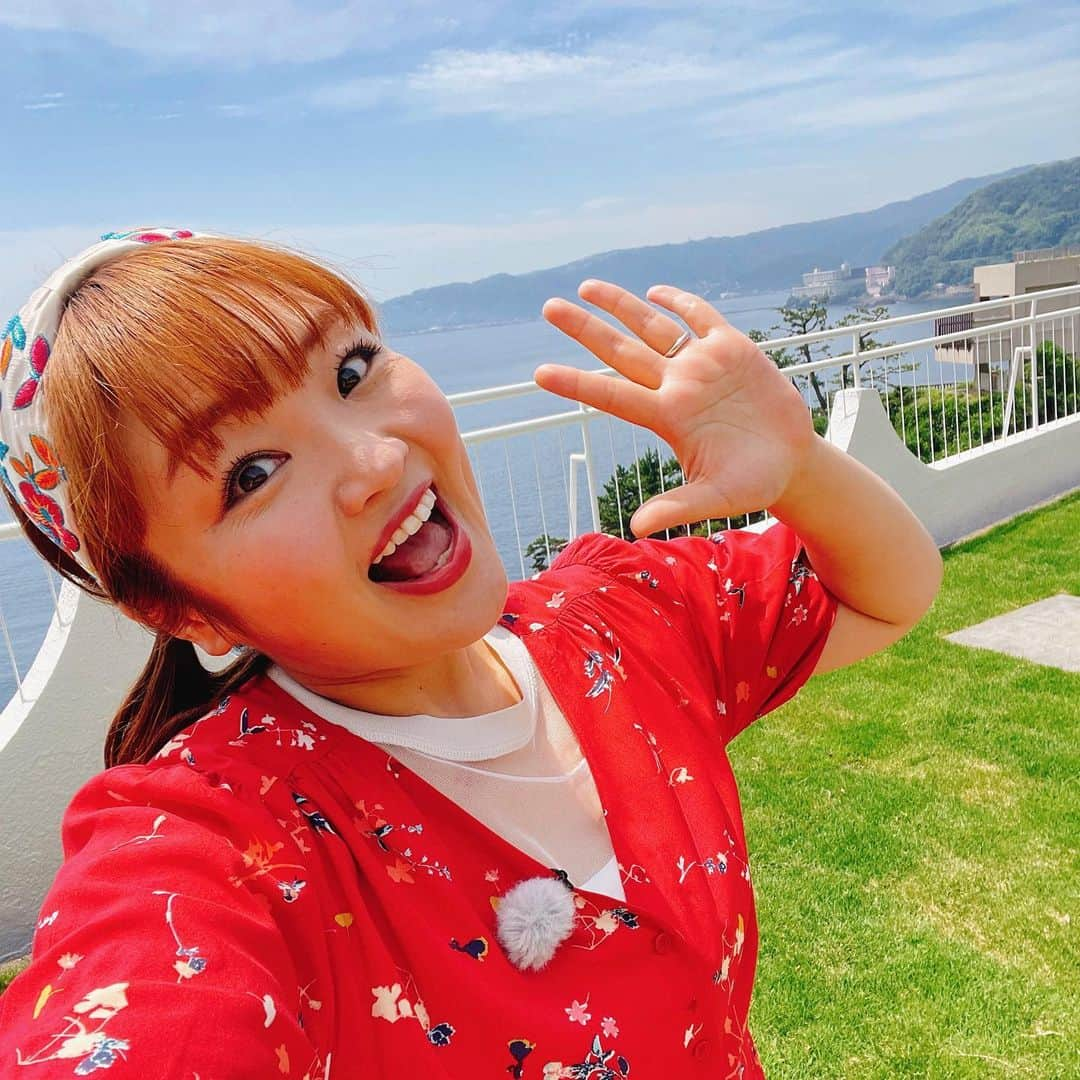 柳原可奈子さんのインスタグラム写真 - (柳原可奈子Instagram)「そして7月30日(日)オンエアの「もしもツアーズ」の思い出写真でーす🌻🚢🌴  天野さん、タイムマシーン3号さん、松田好花ちゃんと一緒に熱海をまわったよ❤️ (キャイ〜ンさんはいつも娘たちを気遣って贈り物してくださったり…本当に感謝です❤️🎁タイムマシーンさんとは専門学校も事務所も同じ❣️いっぱい写真とってもらったよ🫶好花ちゃんは初ガイドさんとは思えない上手さでした👏❤️先日も他の番組でお会いして、熱海の思い出話しましたよ😊)  最後は「ホテルニューアカオ」さんのゴージャスなビュッフェ会場👏で全員集合‼️ 久しぶりにもしツアメンバーと会えて最高の時間を過ごせました❤️ (もしツアメンバー平祐奈ちゃんとは何気に初めてのロケだった‼️嬉しい〜😍)  車いすの昇降機があって、長女もバギーのままご飯食べられる💕いつか家族で来たいな〜💕と思いながらの撮影でした‼️  おかげさまで娘たち元気にしております❣️😊いつもコメントありがとう⭐️またね👋❤️  #もしもツアーズ  #もしツア」8月9日 16時45分 - yanagihara_kanako_