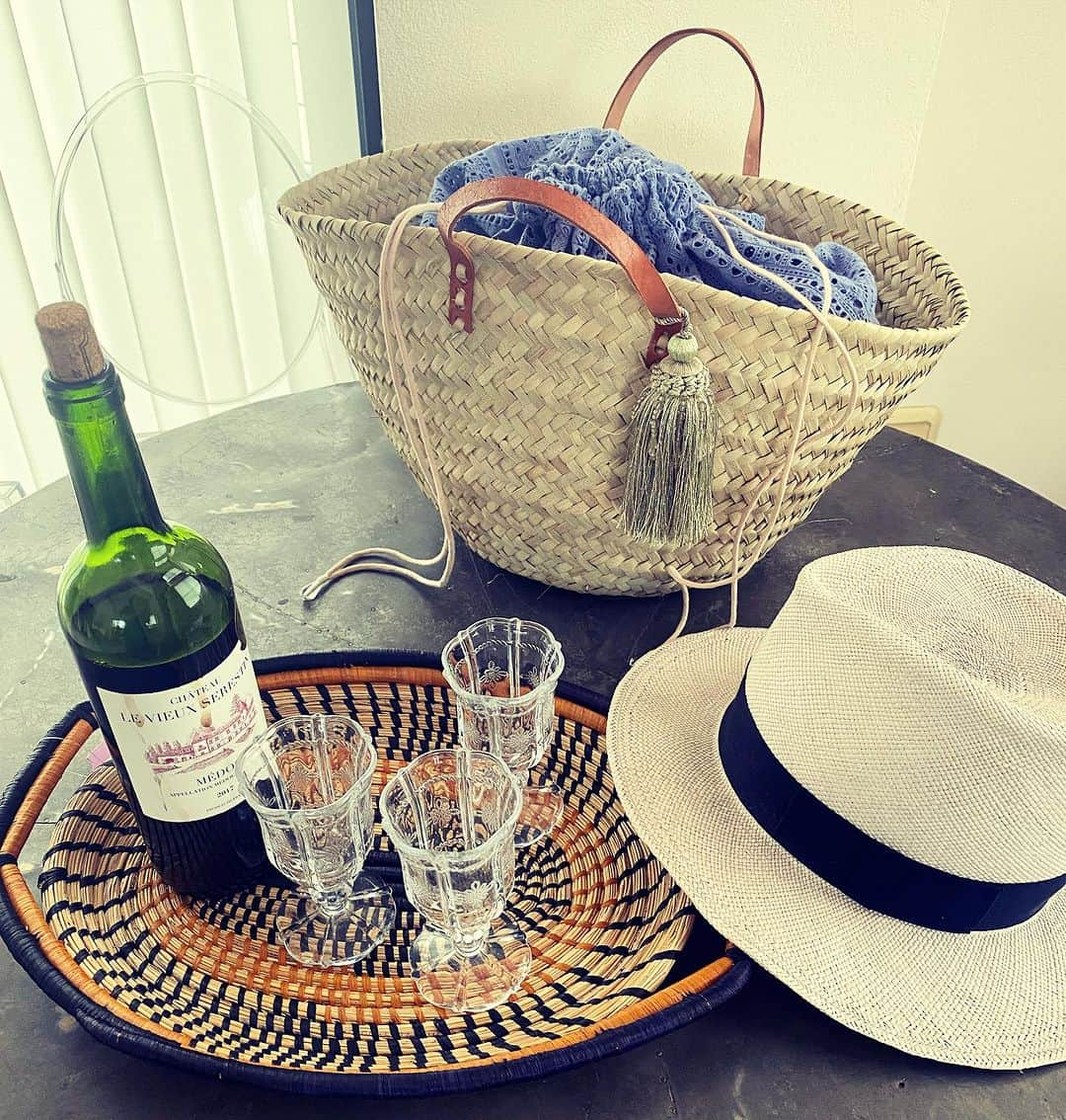 ヴェルニカのインスタグラム：「. Lovely summer essentials 🥂」